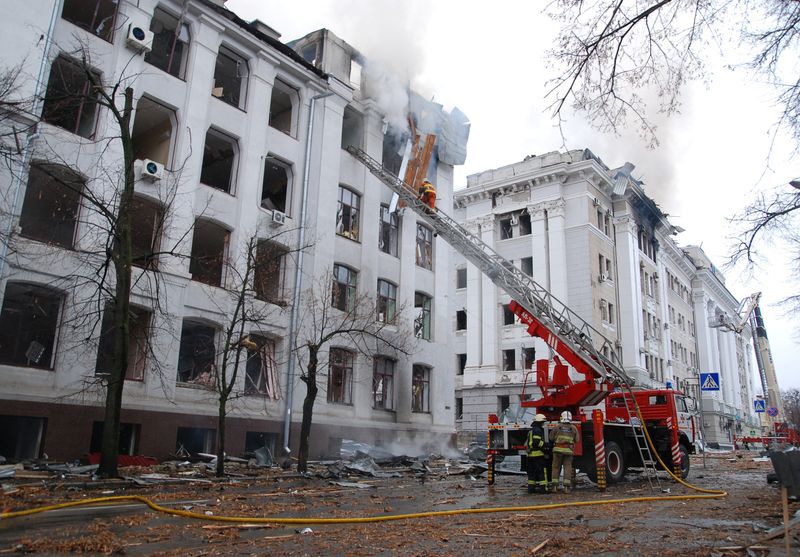 Bomberos trabajan para extinguir un incendio en el edificio de la Universidad Nacional de Járkov (REUTERS/Oleksandr Lapshyn)