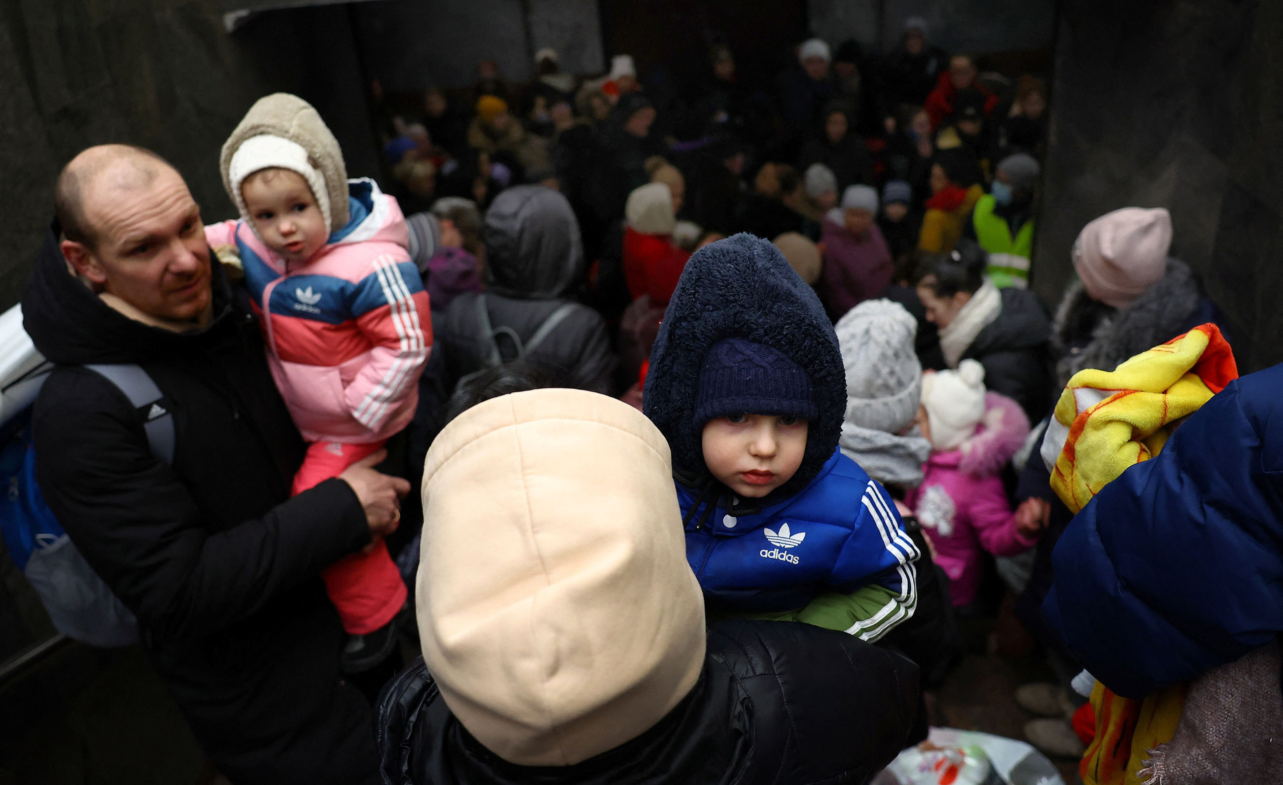 Voluntarios intentan controlar a las personas que tratan de alcanzar un tren que parte hacia Polonia tras la invasión rusa de Ucrania en la principal estación de tren de Lviv, Ucrania, el 4 de marzo de 2022. REUTERS/Kai Pfaffenbach