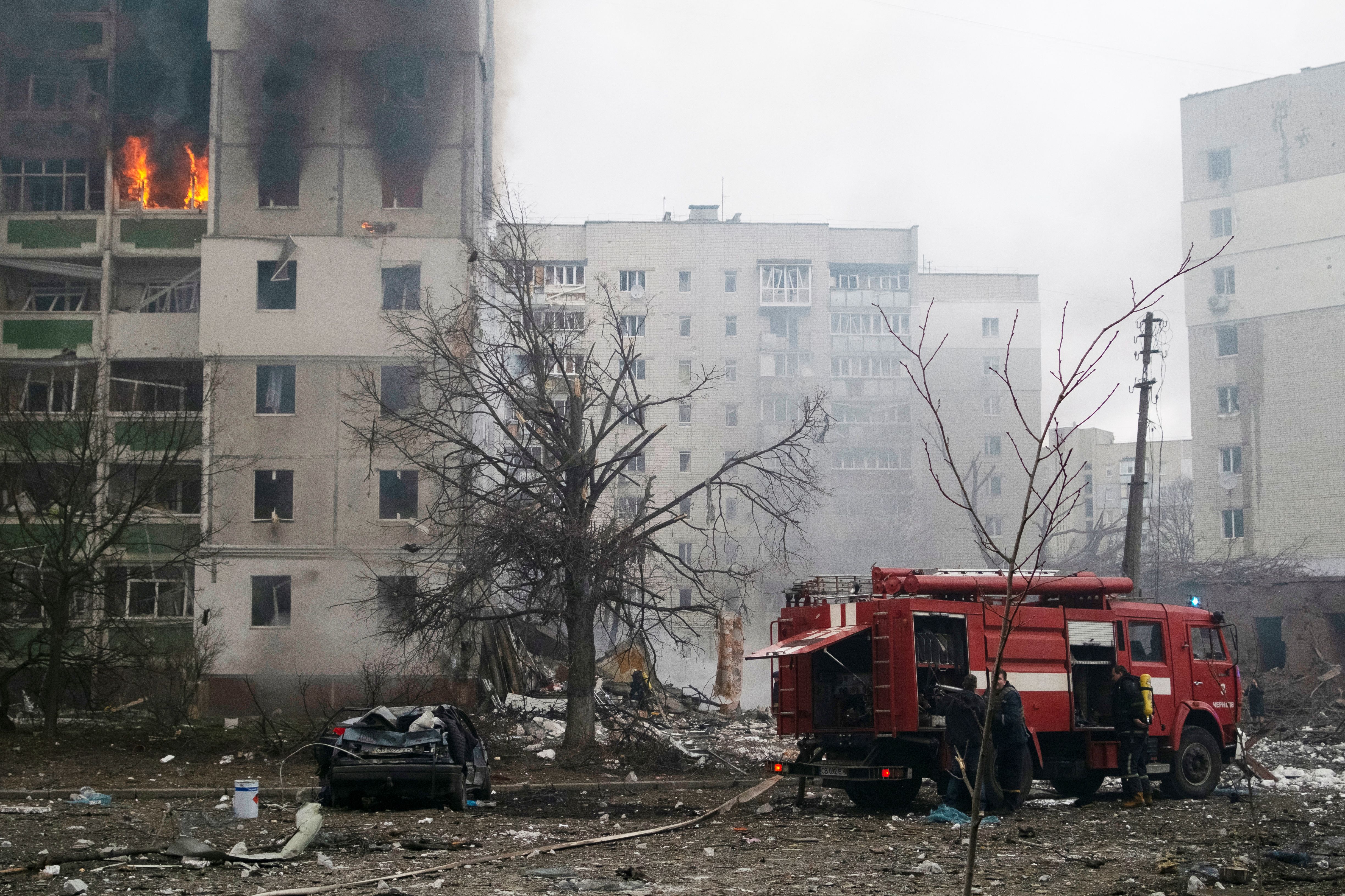 Bomberos trabajan en Chernihiv (REUTERS/Roman Zakrevskyi)