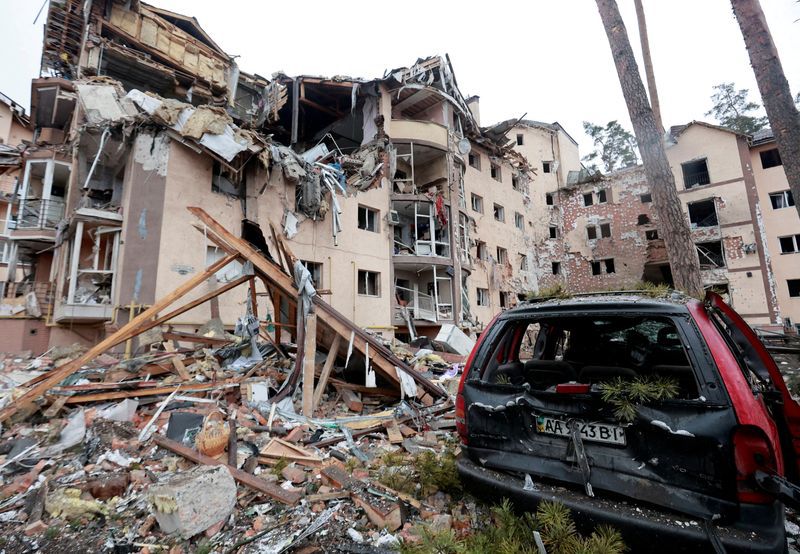 Un edificio residencial destruido por los bombardeos recientes, mientras continúa la invasión rusa de Ucrania, en la ciudad de Irpin, en la región de Kiev, Ucrania, 2 de marzo de 2022. REUTERS/Serhii Nuzhnenko