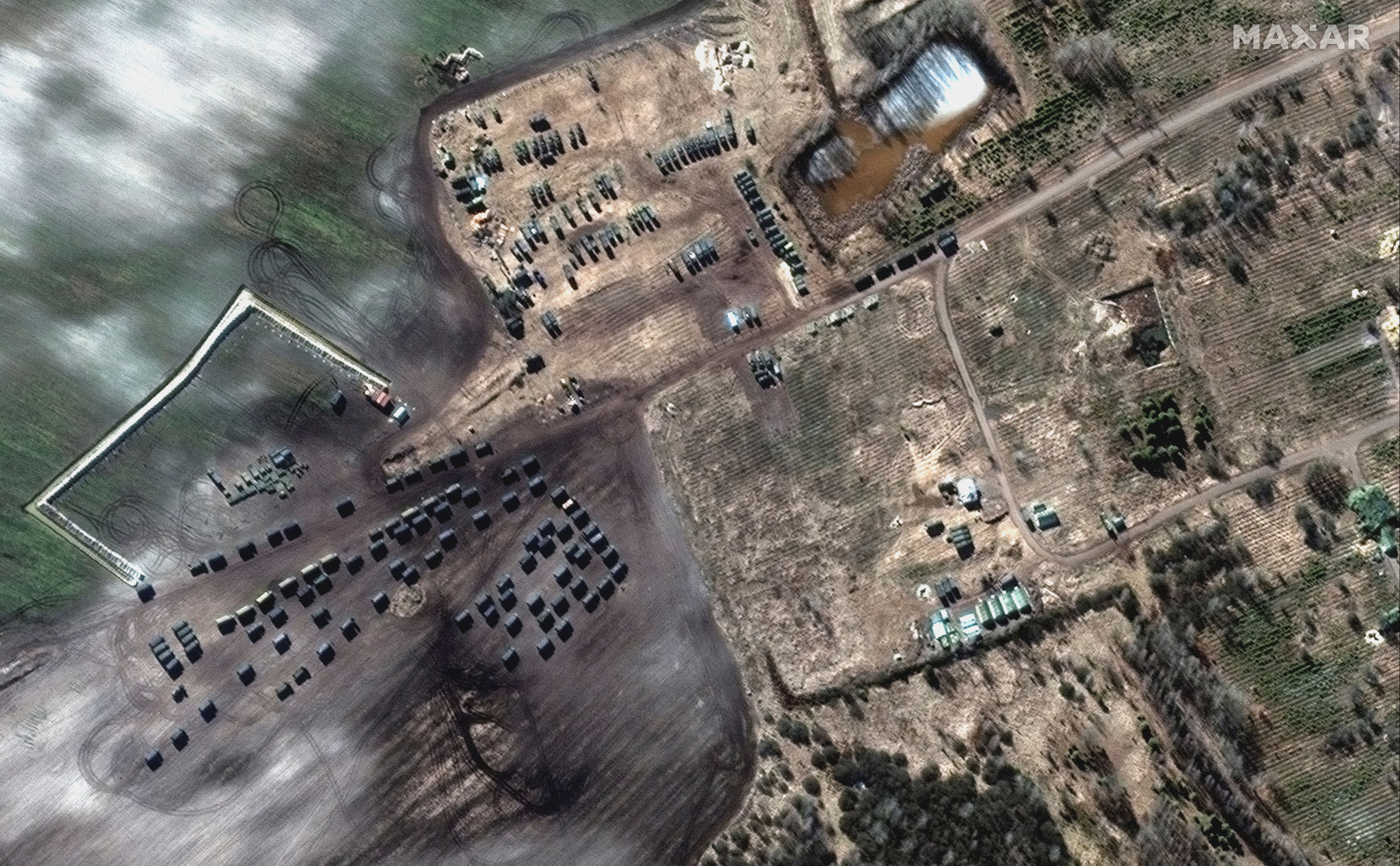 Una imagen satelital muestra tropas bielorusas y rusas en la frontera con Ucrania el 28 de febrero (Reuters)