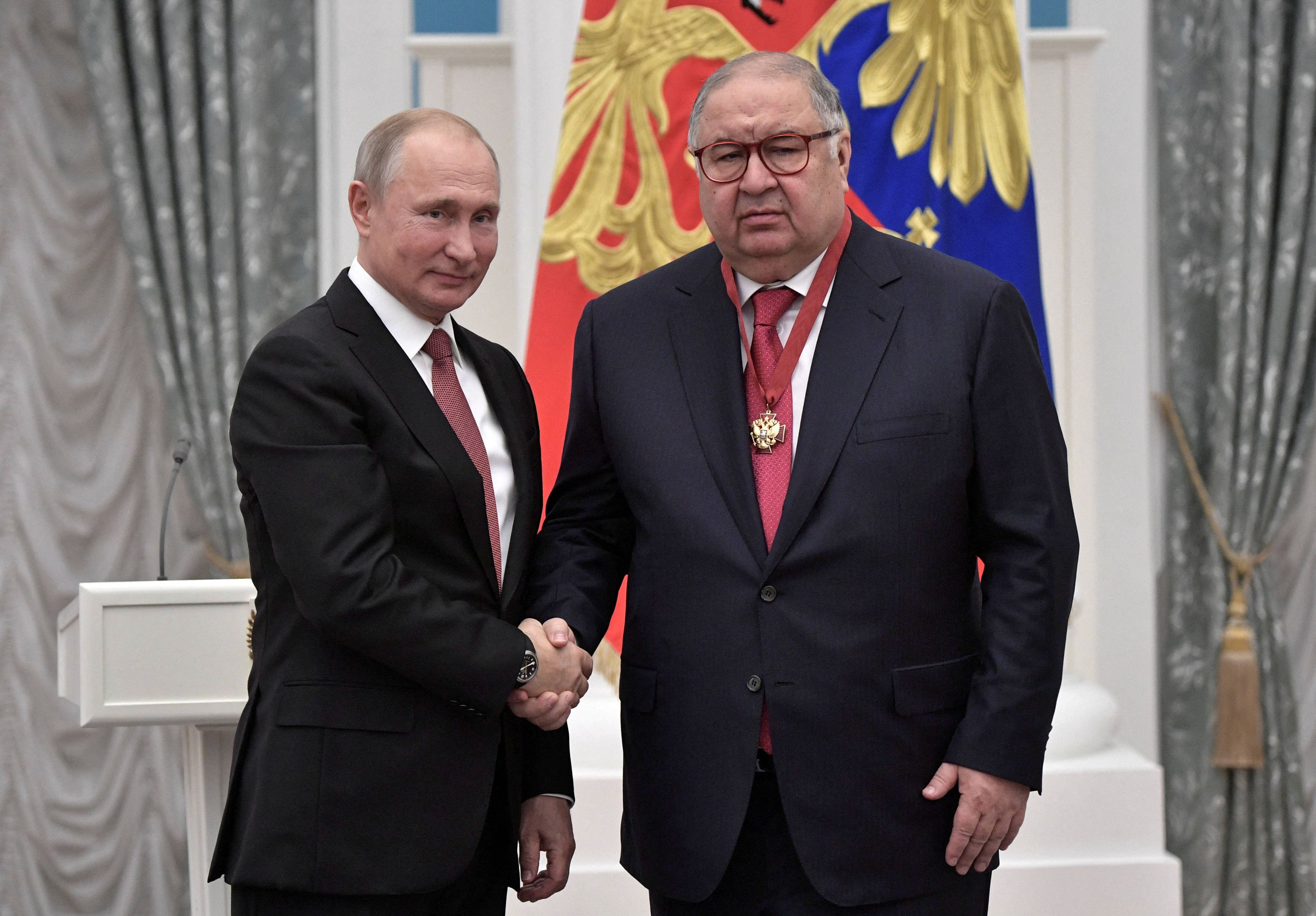 Vladimir Putin junto al oligarca Alisher Usmanov (Reuters)
