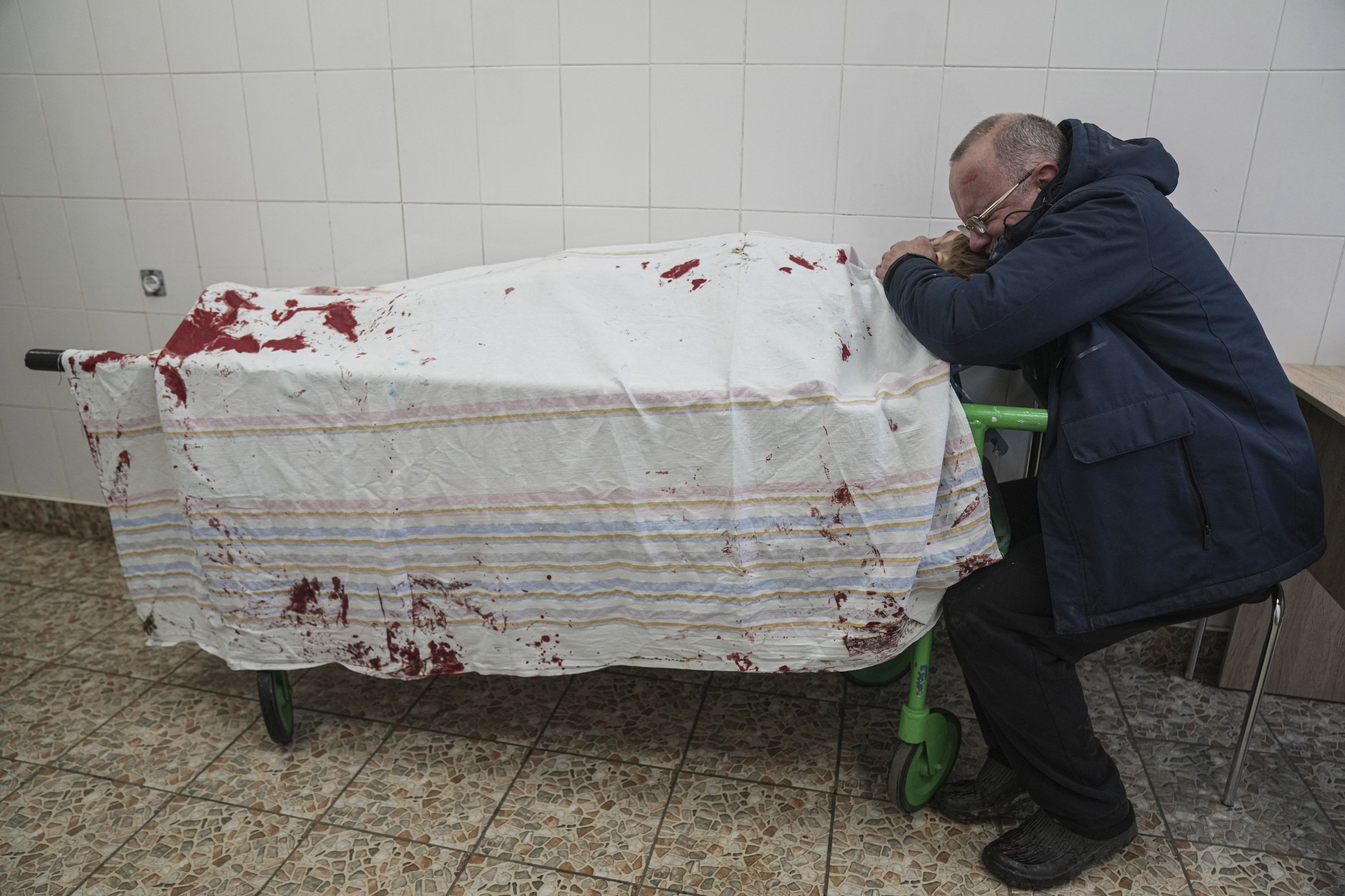 Hombre despidiendo a un niño en un hospital de Mariupol, Ucrania