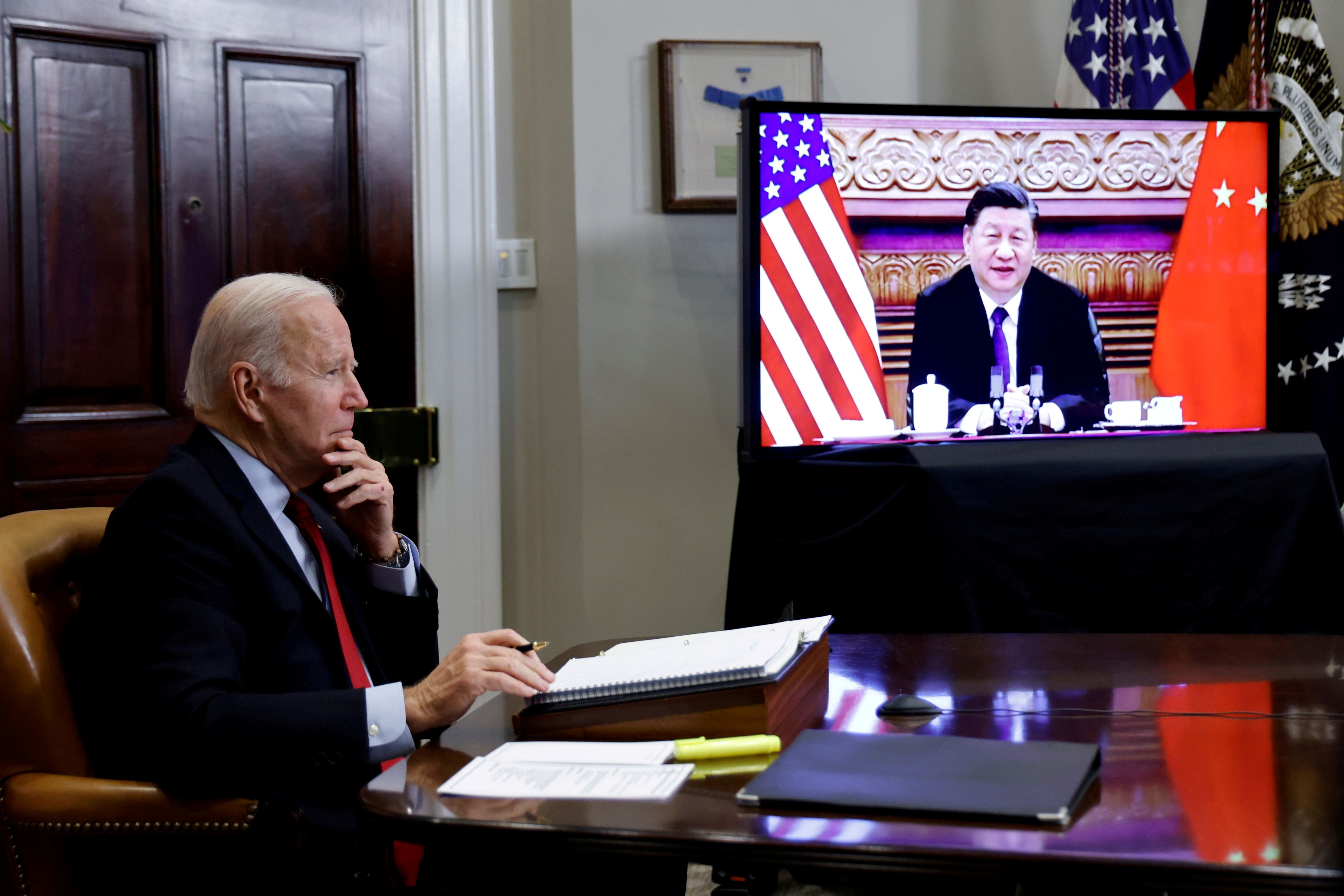 FOTO DE ARCHIVO: El presidente de Estados Unidos, Joe Biden, habla virtualmente con el líder chino Xi Jinping desde la Casa Blanca en Washington, Estados Unidos, el 15 de noviembre de 2021. REUTERS/Jonathan Ernst