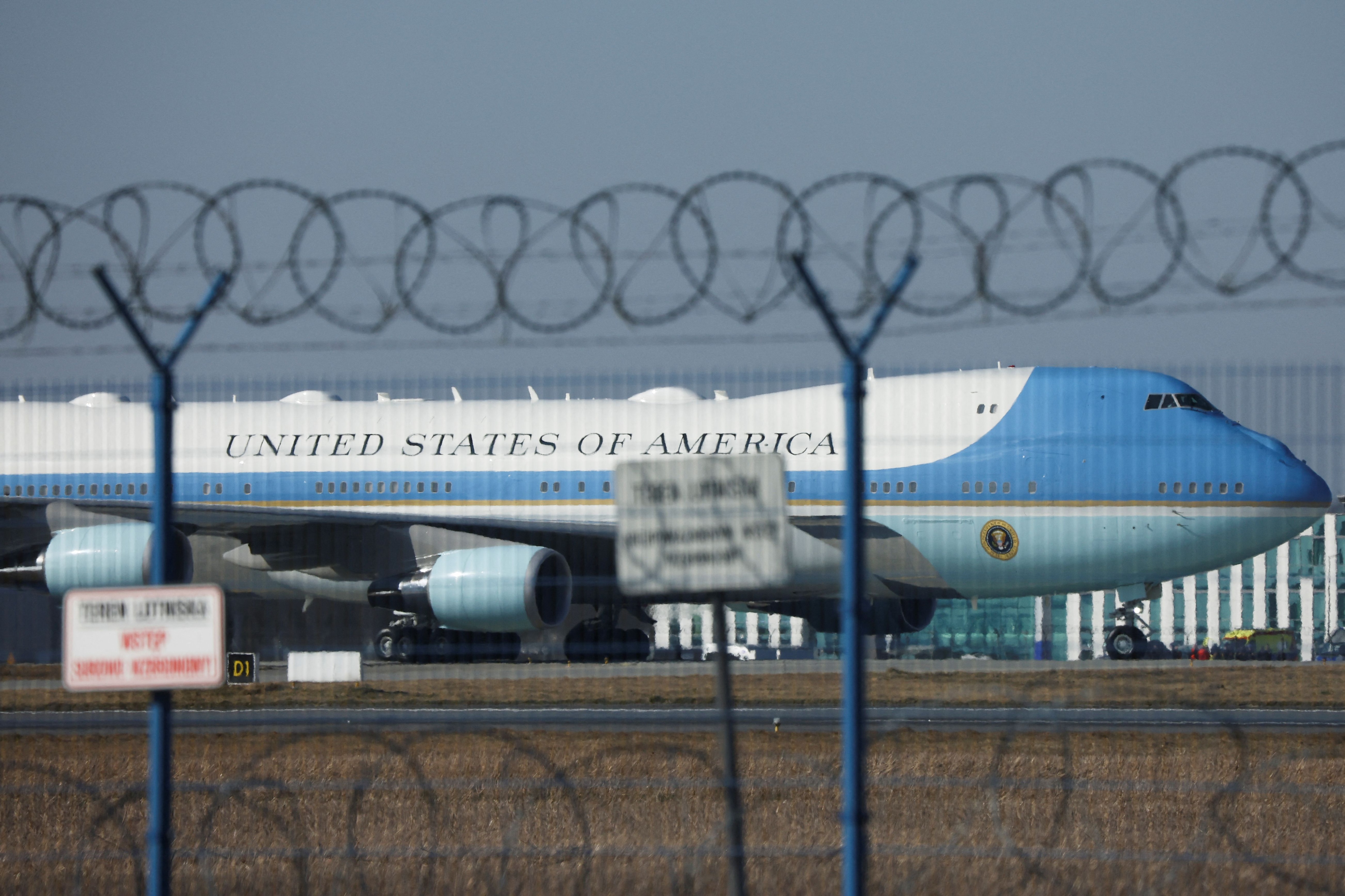 Imagen del avión que llevó a Joe Biden a Polonia (REUTERS/Kacper Pempel)