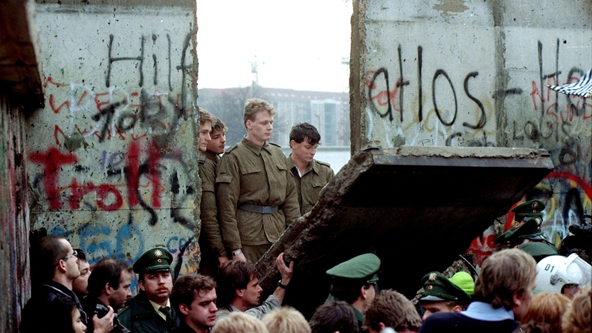 Guardias fronterizos de Alemania Oriental en una foto que grafica la caída del Muro de Berlín. En noviembre de 1989 ocurrió uno de los hitos de la agonía de la Unión Soviética (Reuters)