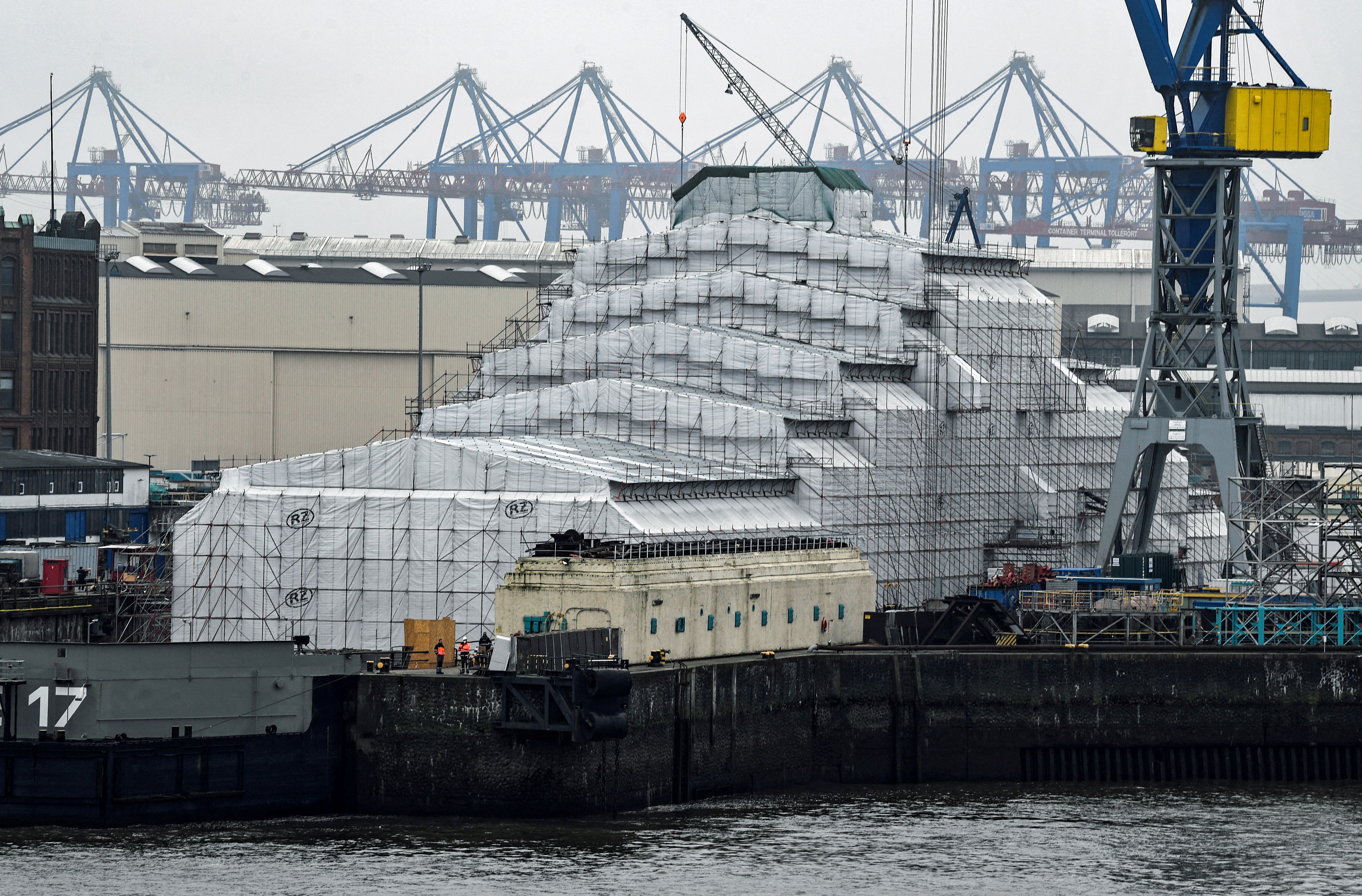 El superyate Dilbar atracado en el puerto de Hamburgo, Alemania (REUTERS/Fabian Bimmer/File Photo=