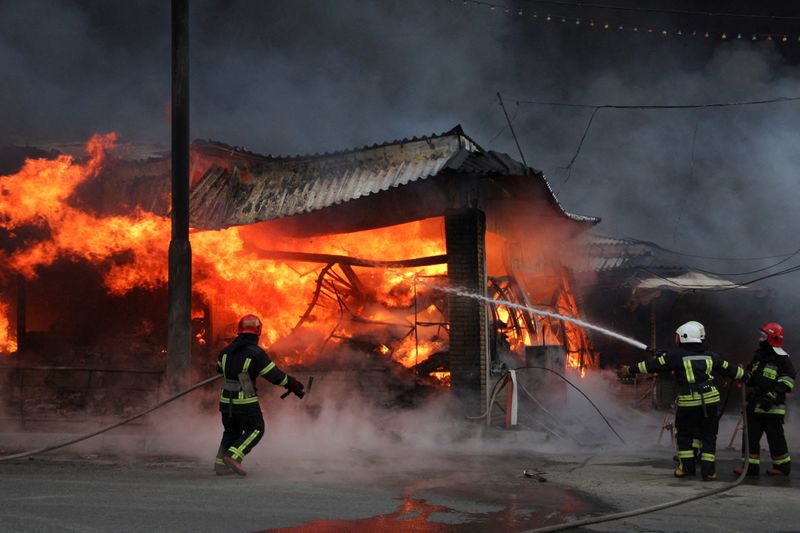Los bomberos trabajan en el lugar de un incendio en el mercado de Barabashova