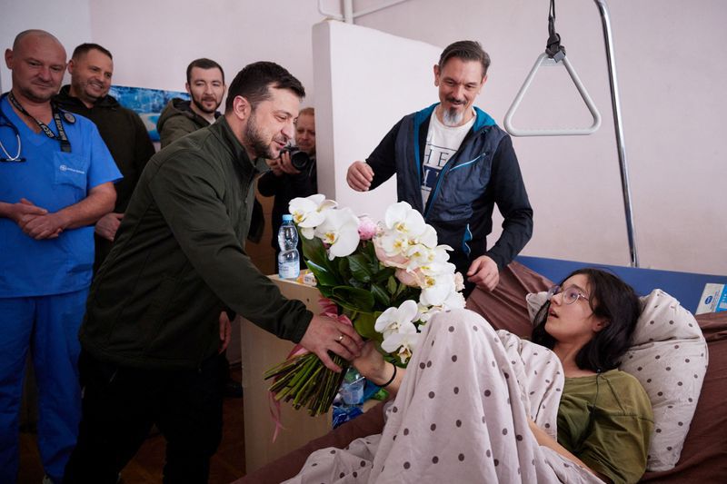 El presidente de Ucrania, Zelenski, visitó a personas heridas en un hospital en Kiev