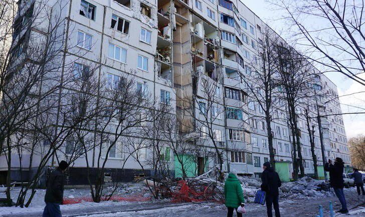 Foto del domingo de un edificio residencial alcanzado por cohetes en Jarkov (REUTERS/Vitaliy Gnidyi)