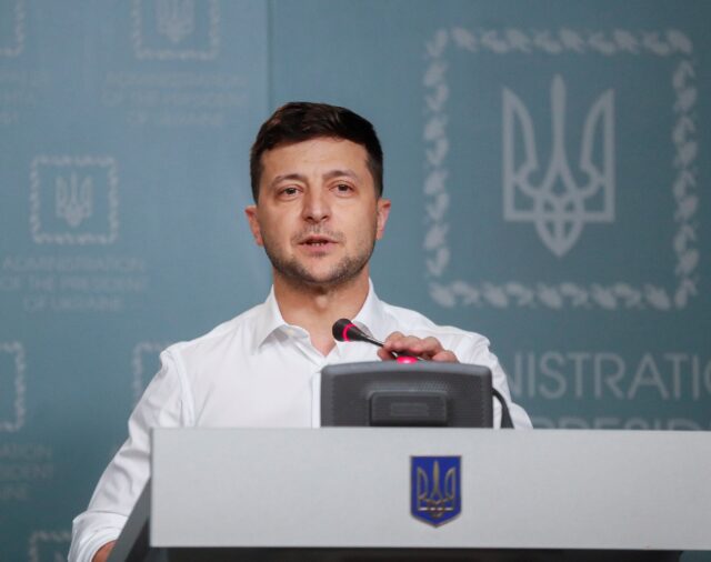 Volodimir Zelensky, presidente de Ucrania, denunció que el bombardeo ruso sobre Jarkov es “un crimen de guerra”