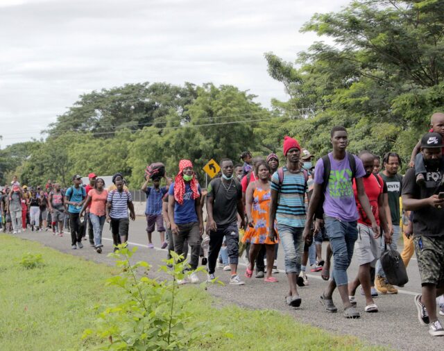 Con una croce al seguito, i migranti hanno marciato davanti alla carovana