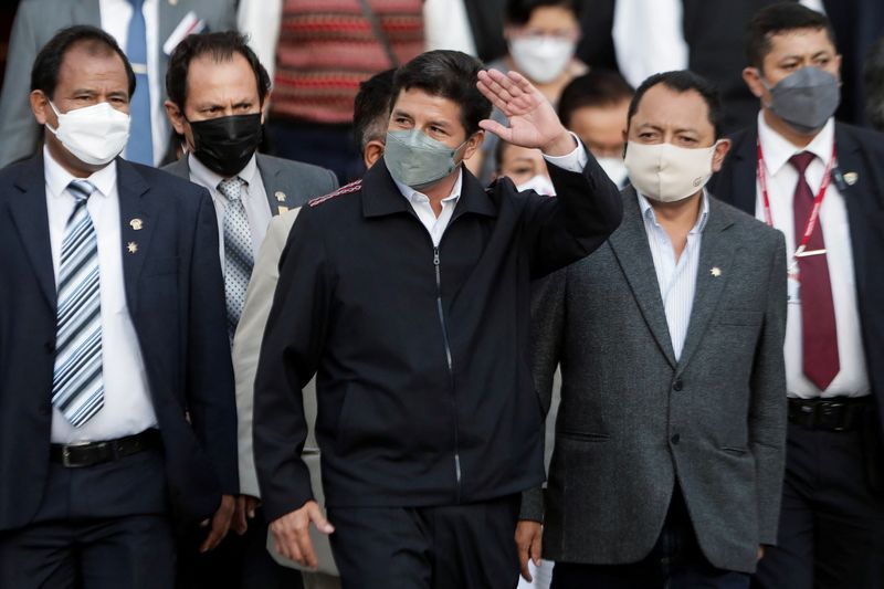 El presidente de Perú, Pedro Castillo, saliendo del Congreso, el 5 de abril de 2022. | Foto: REUTERS/Angela Ponce