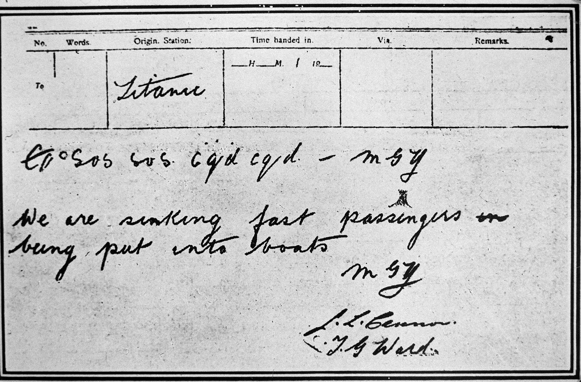 Una copia del último mensaje enviado desde el Titanic que habla de los pasajeros que se pusieron en botes salvavidas (Popperfoto/Getty Images)