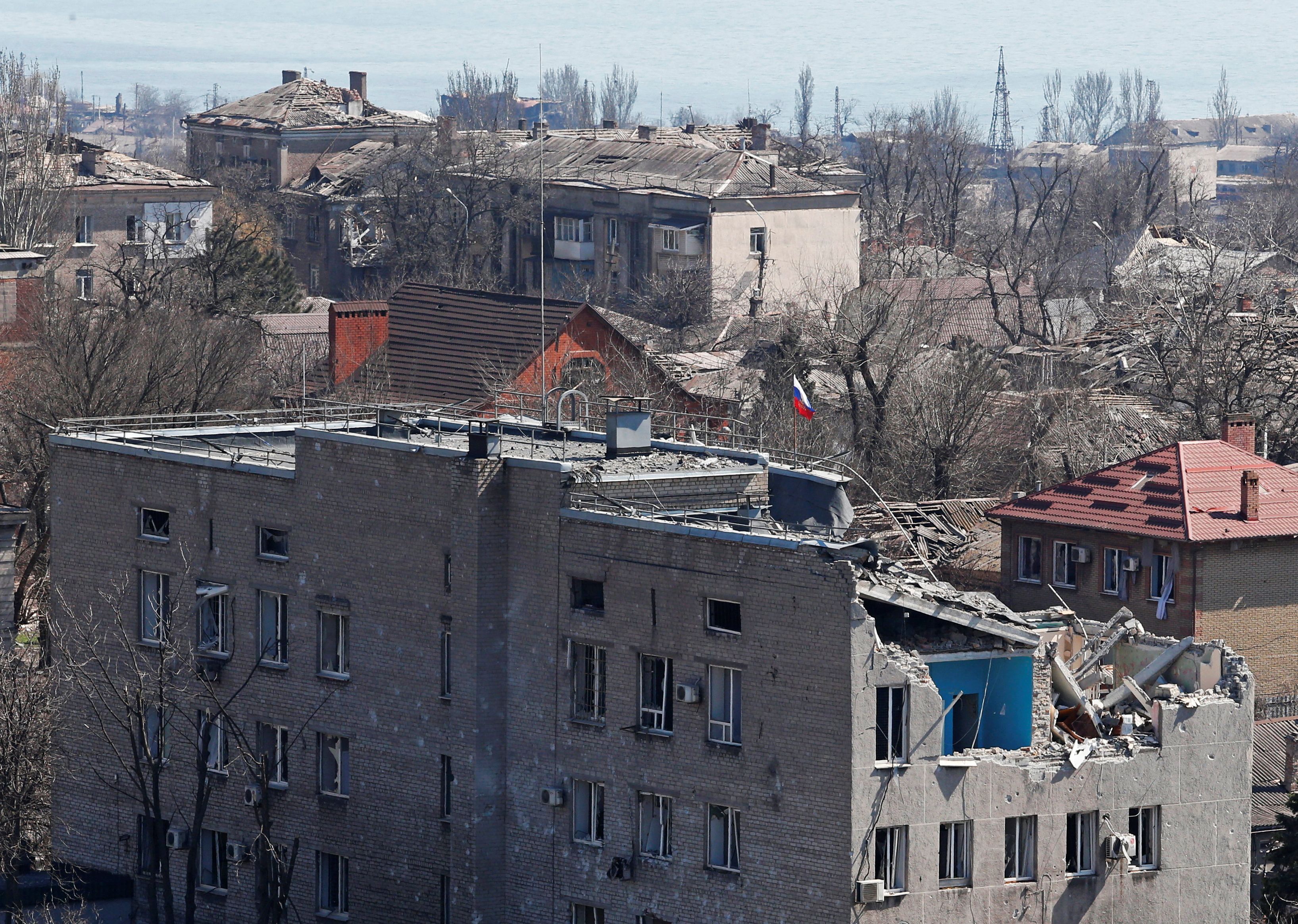La bandera rusa ondea sobre las ruinas de un edificio en Mariupol tras un ataque de las tropas del Kremlin