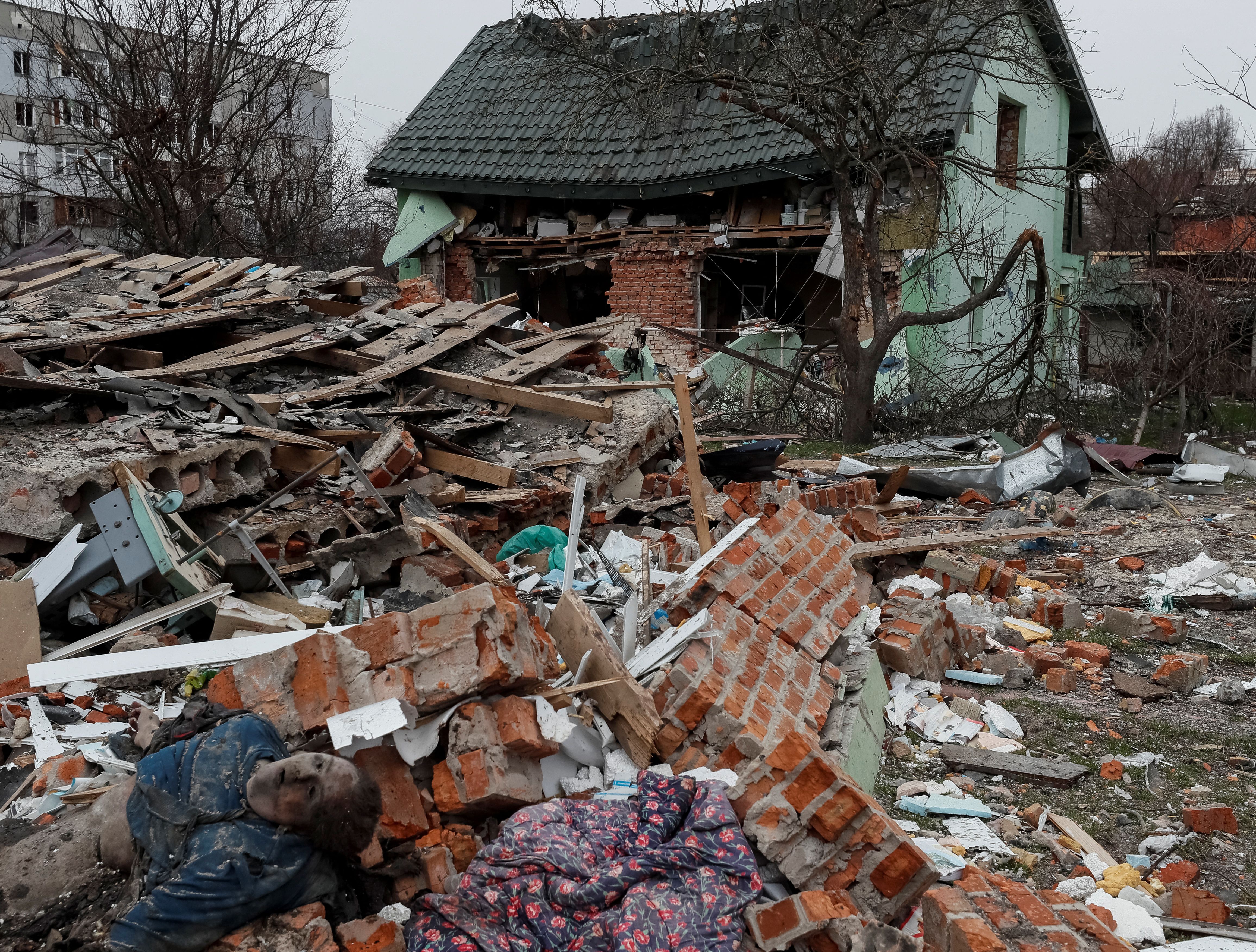 26 cuerpos fueron recuperados entre los escombros de dos casas en la ciudad ucraniana de Borodyanka