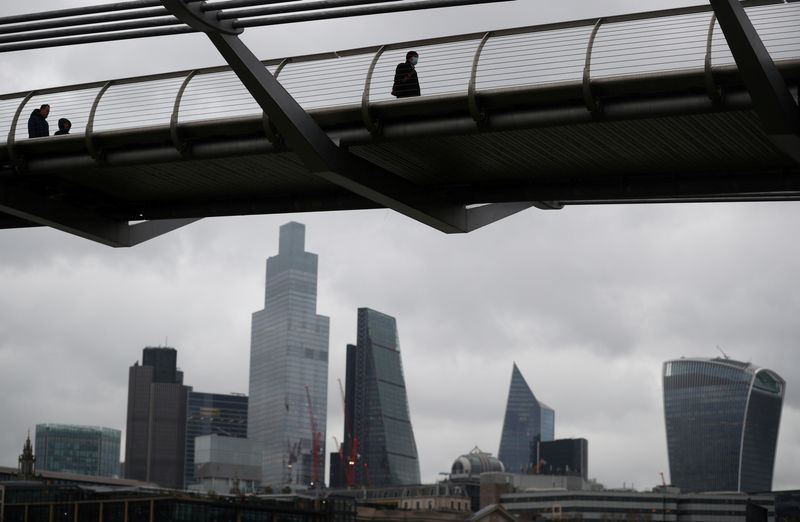FOTO DE ARCHIVO: El Puente del Milenio con el distrito financiero de la City de Londres visto detrás, durante la pandemia de COVID-19, en Londres, Reino Unido, 20 de enero de 2021. REUTERS/Hannah McKay