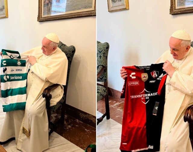 Papa Francisco mostró su afición al futbol mexicano al recibir playeras de Atlas y Santos