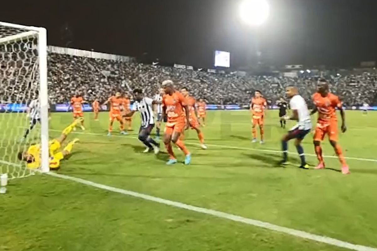 Arley Rodríguez casi marca un golazo de taco en el Alianza vs César Vallejo por la Liga 1