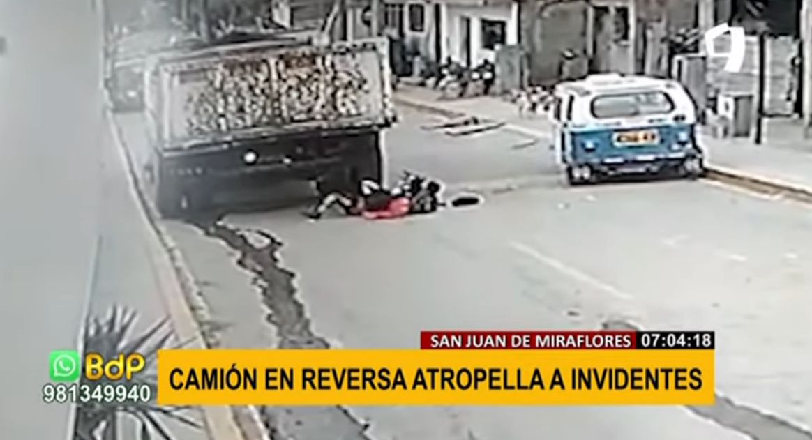 Momento en que camión en retroceso atropella a pareja de invidentes en San Juan de Miraflores