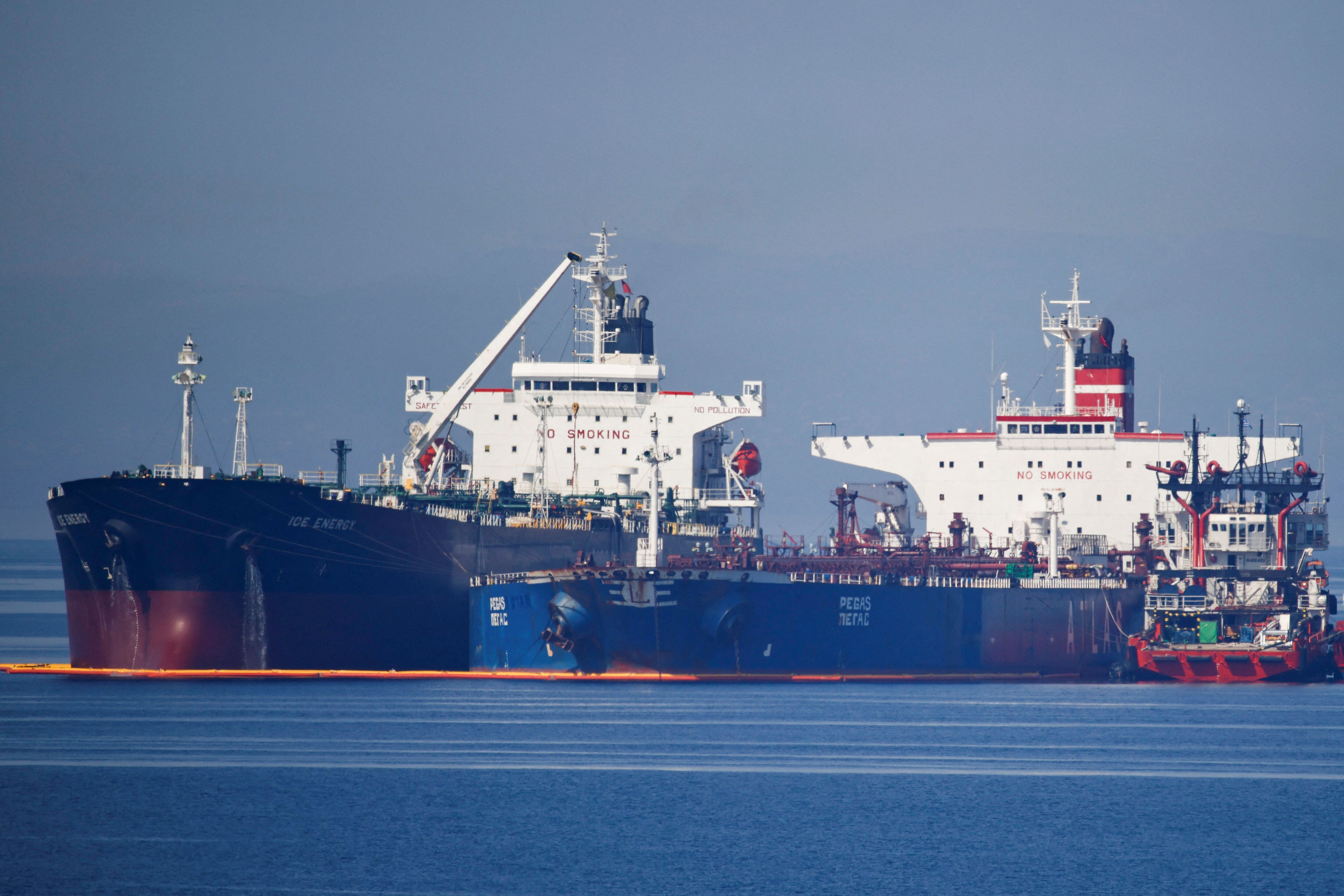 El buque de Liberia Ice Energy transfiriendo petróleo al buque iraní Lana (ex Pegas) en las costas de Karystos, Grecia (REUTERS/Costas Baltas) 
