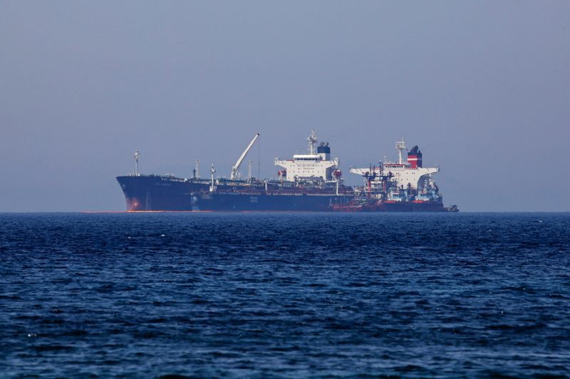IMAGEN DE ARCHIVO. El petrolero de bandera liberiana Ice Energy transfiere crudo del petrolero de bandera iraní Lana (ex Pegas), frente a la costa de Karystos, en la isla de Evia, Grecia, el 26 de mayo de 2022. REUTERS/Costas Baltas