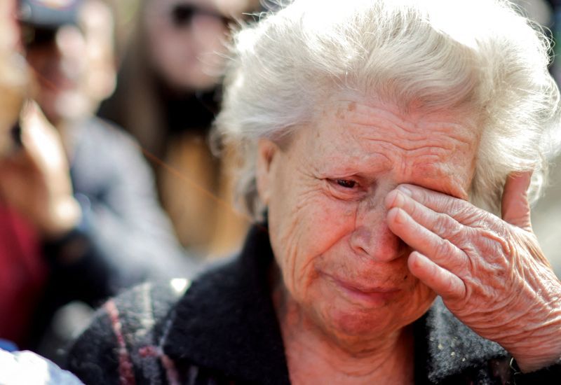 Dina acaba de cumplir 81 años. Fue durante el viaje que atravesó 21 controles rusos para llegar a Zaporizhzhia, controlada por Ucrania. (REUTERS/Ueslei Marcelino)