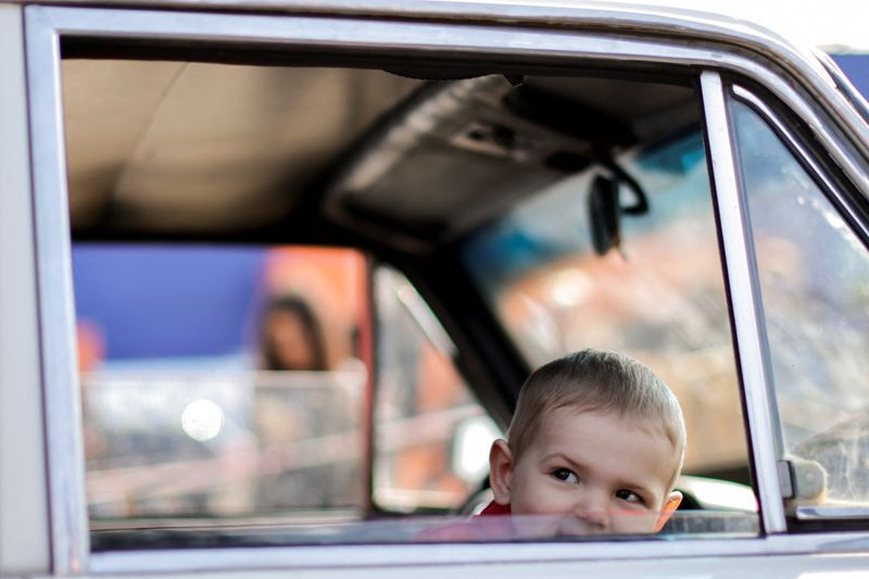Un niño ucraniano del área de Mariúpol mira desde la ventanilla de un vehículo tras su llegada al centro de registro para desplazados internos Zaporizhzhia (REUTERS/Ueslei Marcelino)