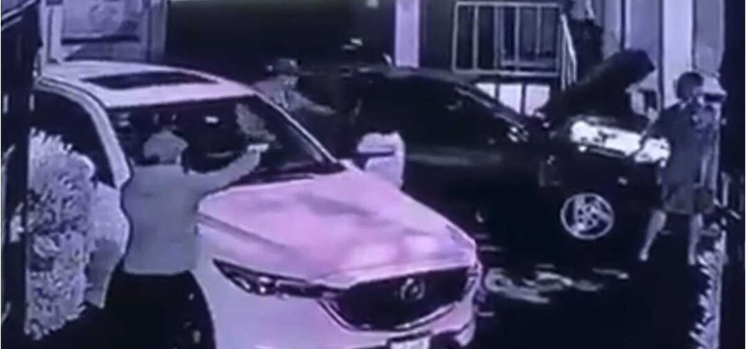 Cayeron en Naucalpan sujetos que robaron auto a una mujer que apenas alcanzó a rescatar a su hija del asiento trasero