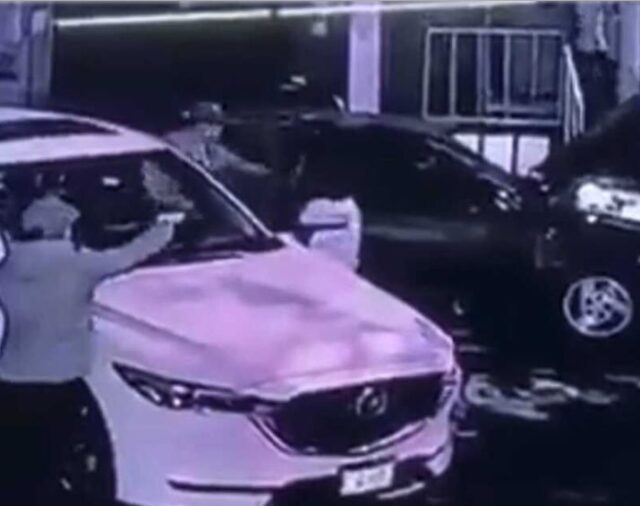 Cayeron en Naucalpan sujetos que robaron auto a una mujer que apenas alcanzó a rescatar a su hija del asiento trasero