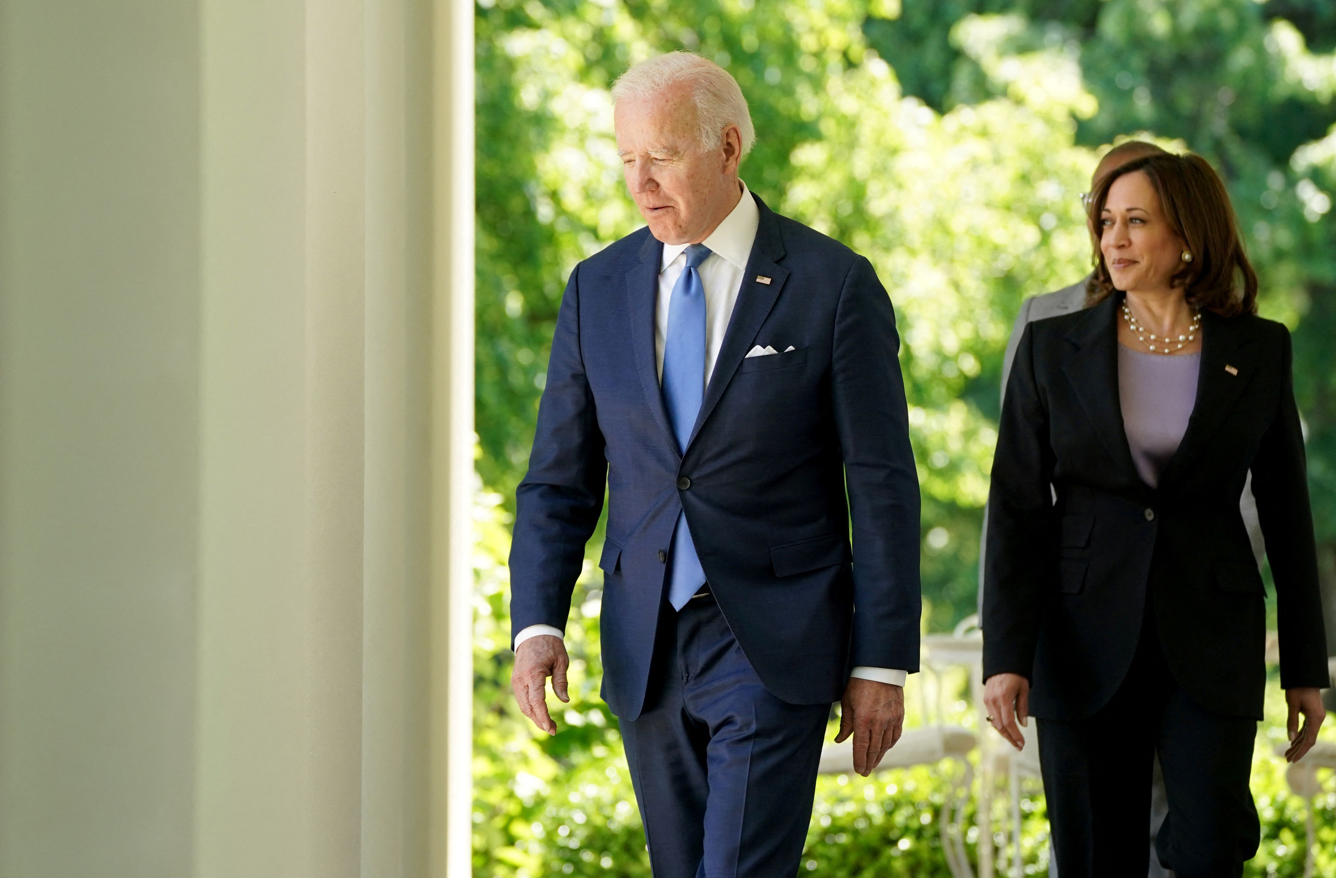 El presidente de EE.UU., Joe Biden, flanqueado por la vicepresidenta Kamala Harris, camina para pronunciar un discurso sobre la ampliación del acceso a Internet de alta velocidad, durante un acto en el Jardín de las Rosas de la Casa Blanca en Washington, EE.UU., el 9 de mayo de 2022. REUTERS/Kevin Lamarque