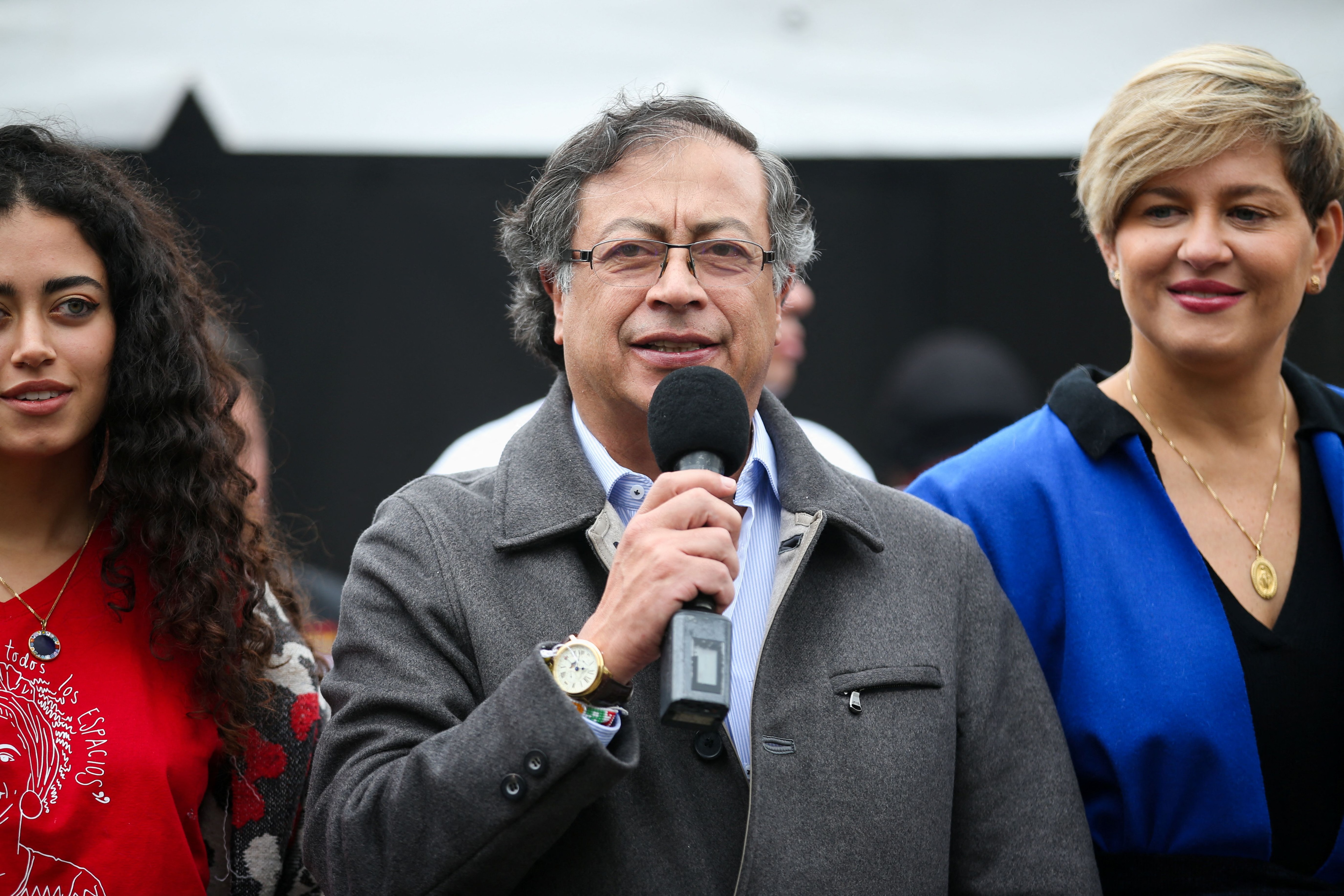 Colombian left-wing presidential candidate Gustavo Petro of the Historic Pact coalition speaks after casting his vote at a polling station, next to his wife Veronica Alcocer and daughter during the second round of the presidential election in Bogota, Colombia June 19, 2022. REUTERS/Luisa Gonzalez