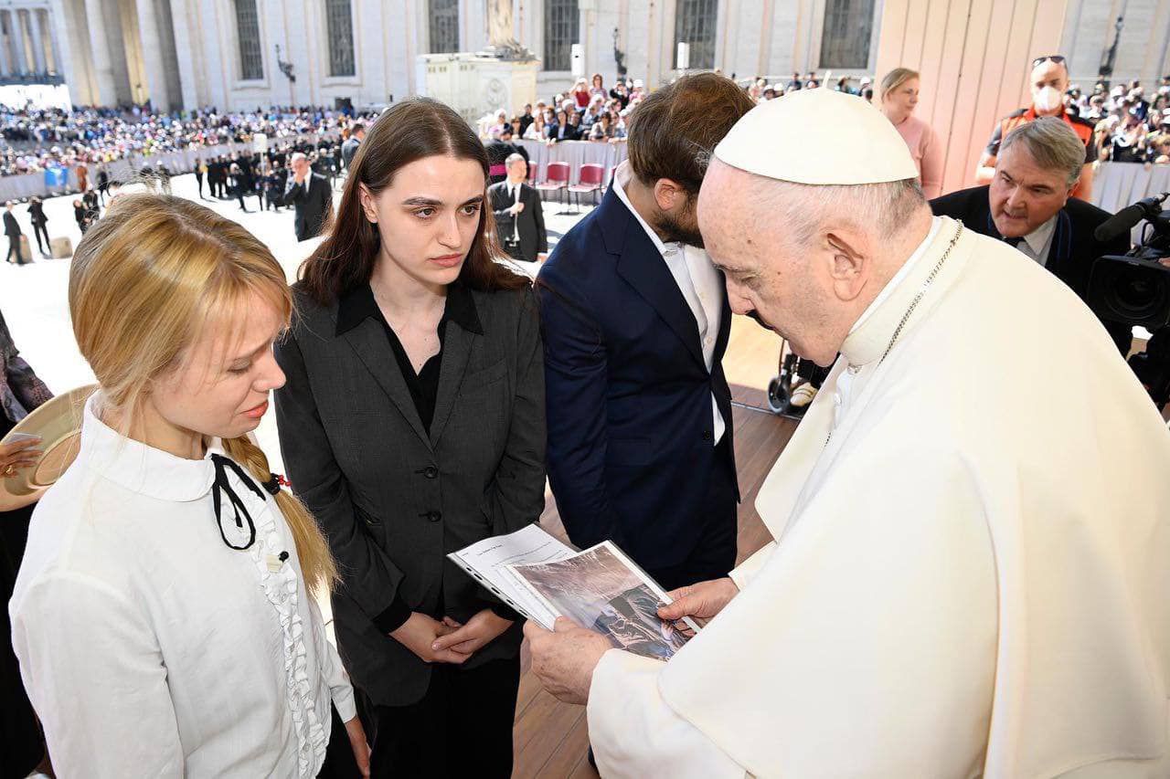 Yulia Fedosyuk y Kateryna Prokopenko pidiendo ayuda al papa Francisco para la liberación de sus maridos, prisioneros de guerra ucranianos.