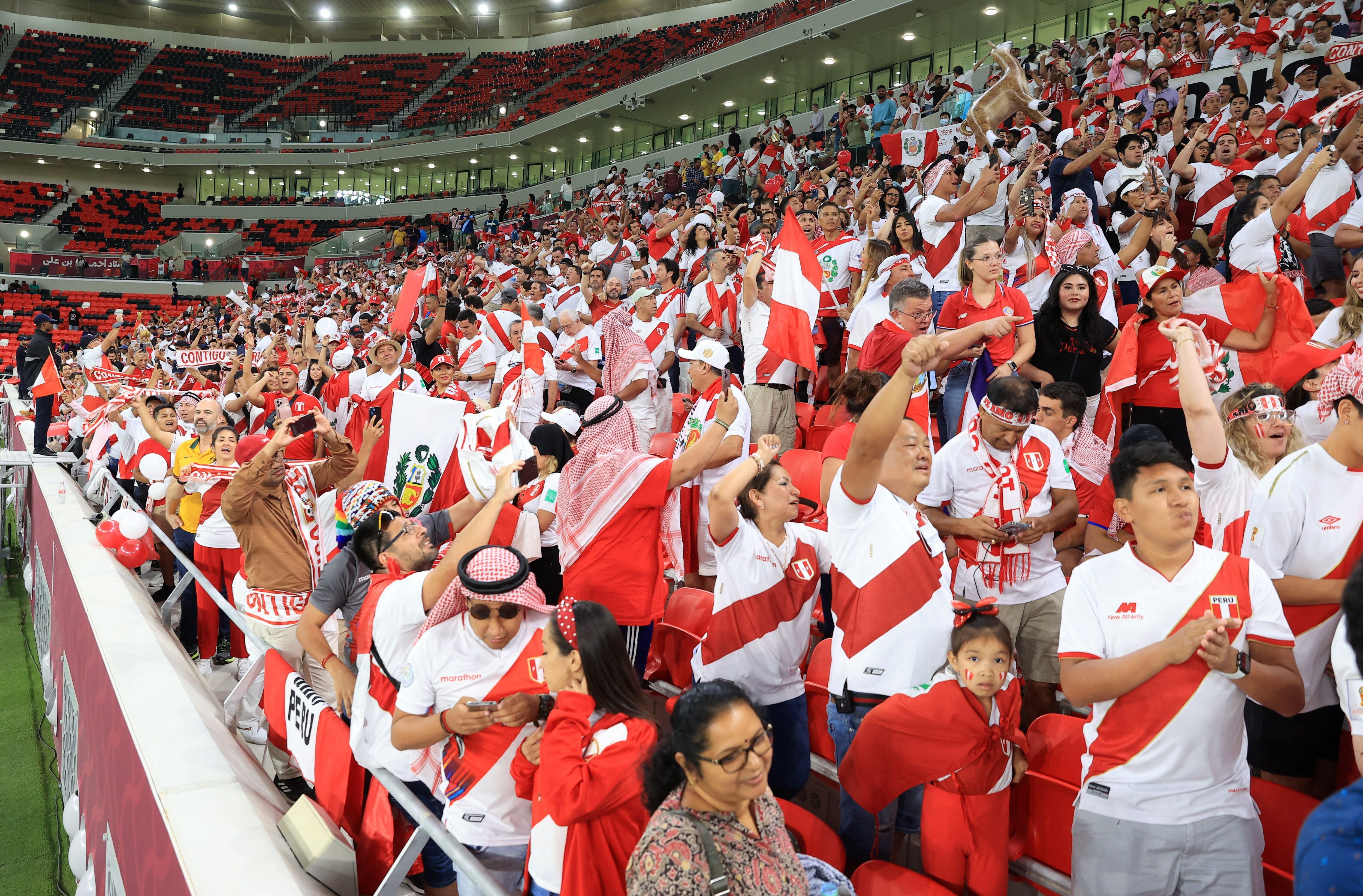 Los himnos peruanos no faltaron en Doha antes del Perú vs. Australia. REUTERS/Mohammed Dabbous