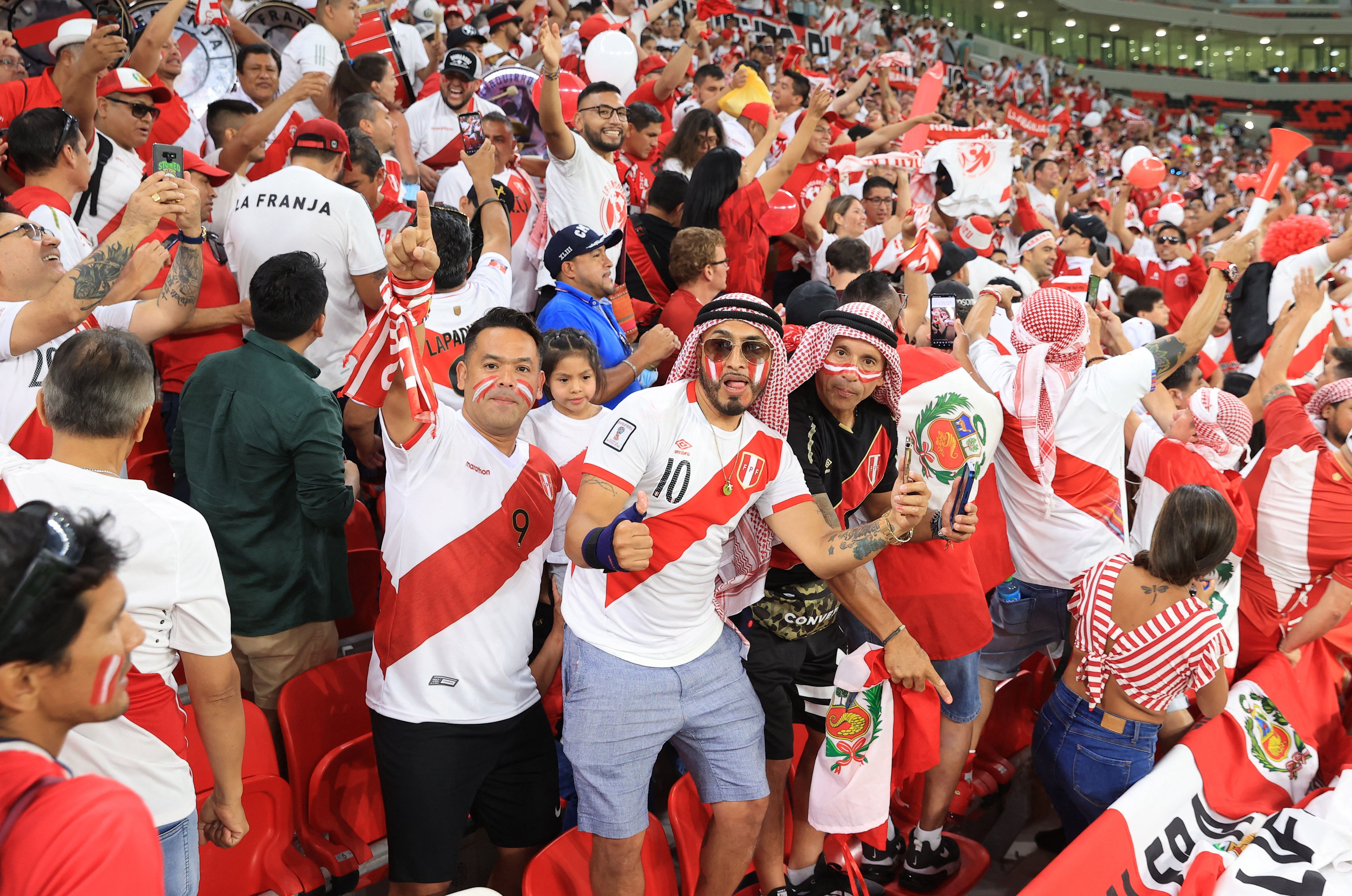 Peruanos de distintos países llegaron hasta Qatar para ver el cotejo por el repechaje. REUTERS/Mohammed Dabbous