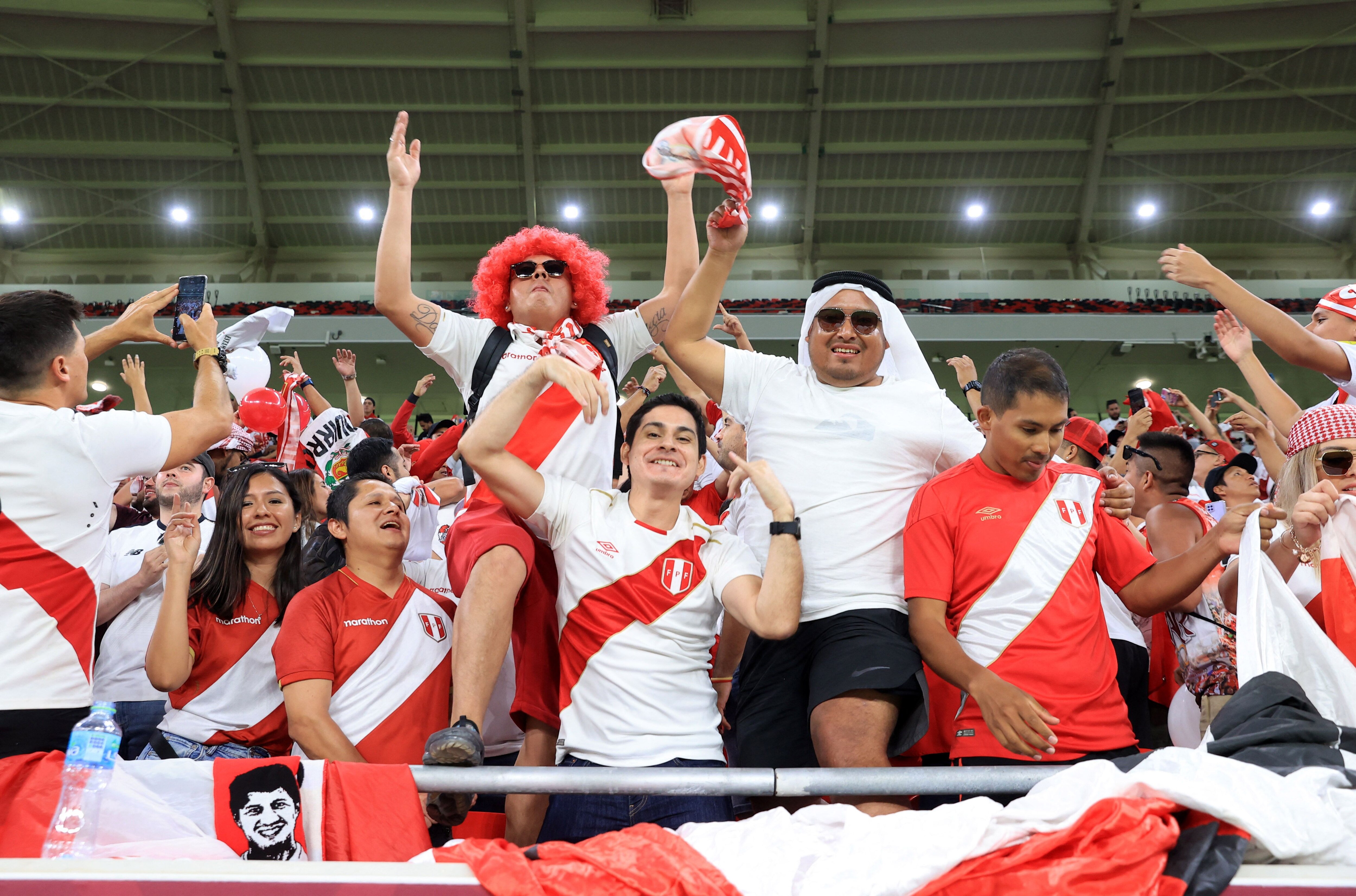 Los colores blanco y rojo predominaron en el estadio Ahmad Bin Ali en Doha. REUTERS/Mohammed Dabbous