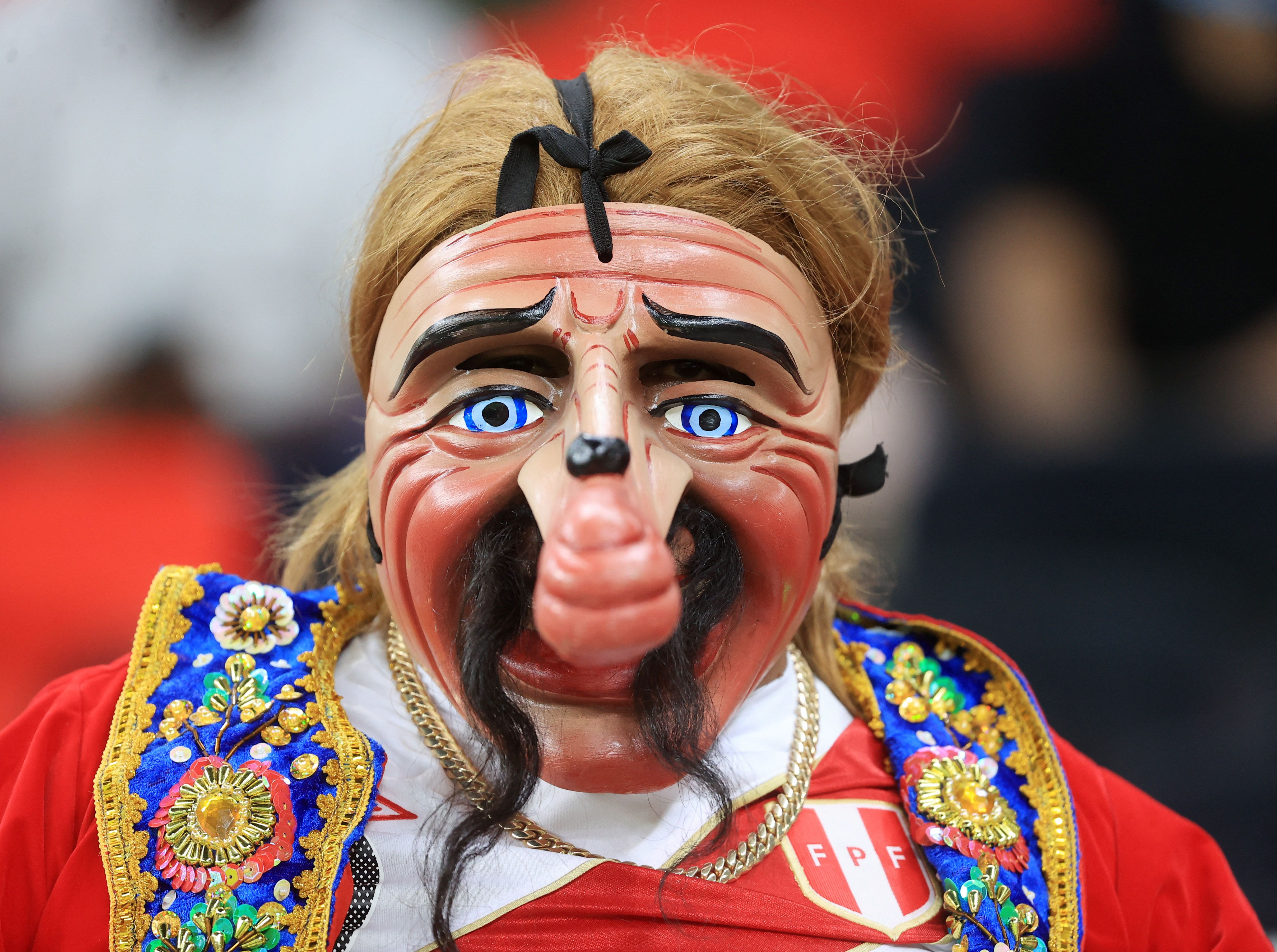 El sello peruano que se refleja en nuestra rica cultura. Aquí una máscara típica en el estadio de Doha. REUTERS/Mohammed Dabbous