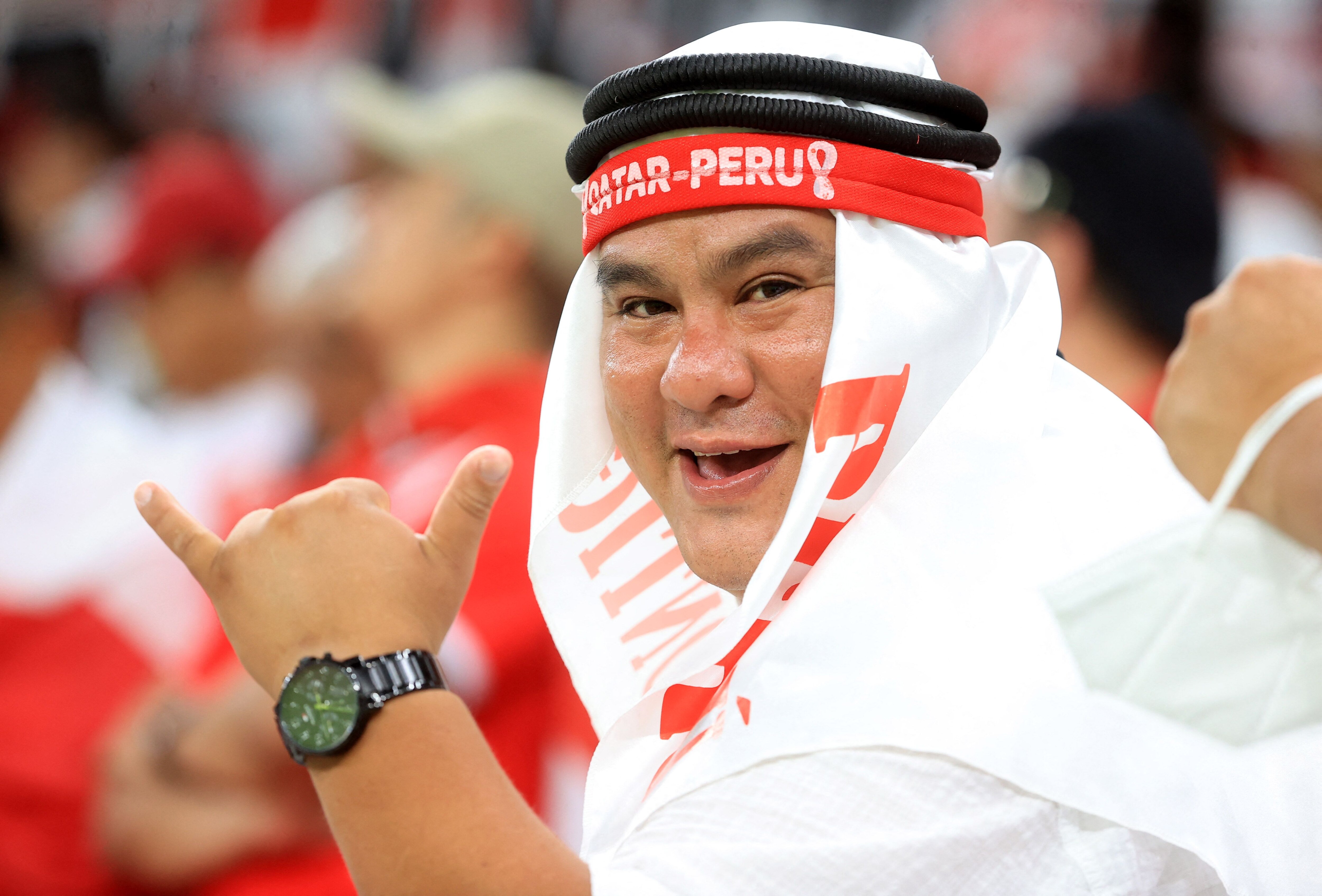 Los colores rojo y blanco se mezclan con las costumbres del país qatarí. Una fiesta en todo sentido. REUTERS/Mohammed Dabbous