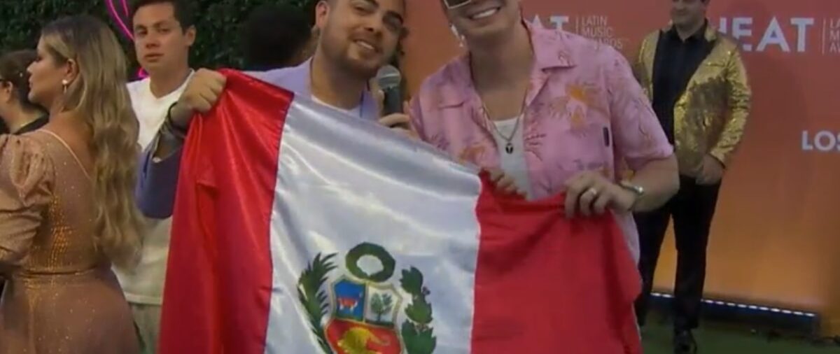 Premios Heat 2022: Álvaro Rod mostró orgulloso la bandera del Perú en la alfombra roja
