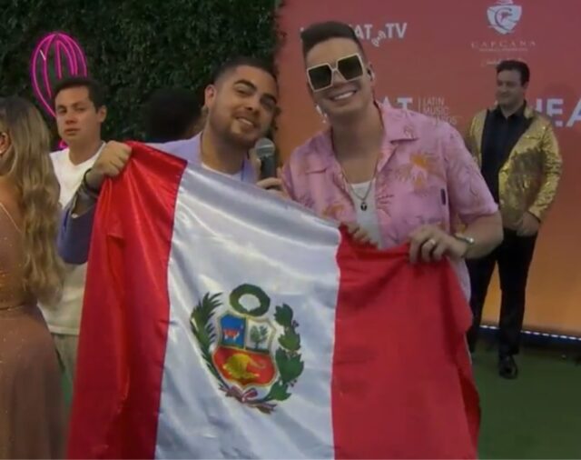 Premios Heat 2022: Álvaro Rod mostró orgulloso la bandera del Perú en la alfombra roja