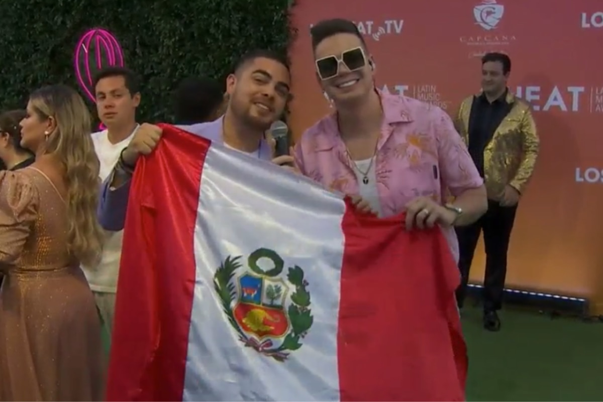 Álvaro Rod no dudó en sacar la bandera peruana durante su entrevista en la alfombra roja. (Foto: Captura)