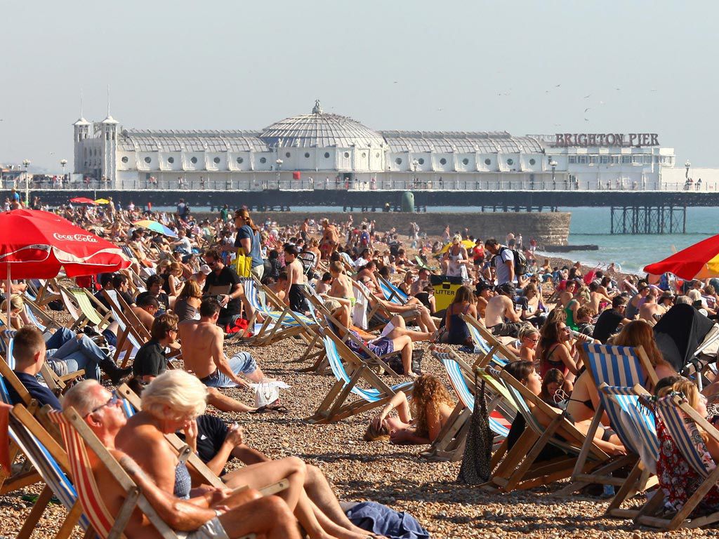 La ola de calor lleva a los británicos a dejar las ciudades y buscar acercarse al mar. Los meteorólogos dicen que el pais no esta preparado para 40 grados.