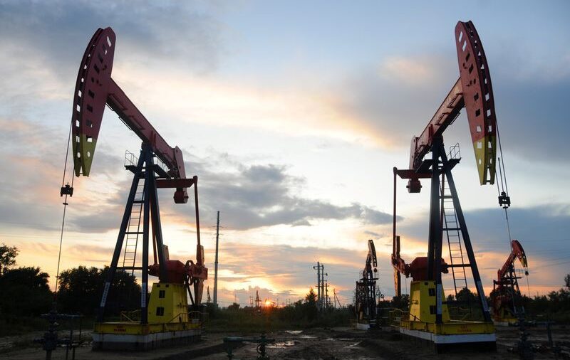 El petróleo se estabiliza, escasa oferta contrarresta temores a una recesión