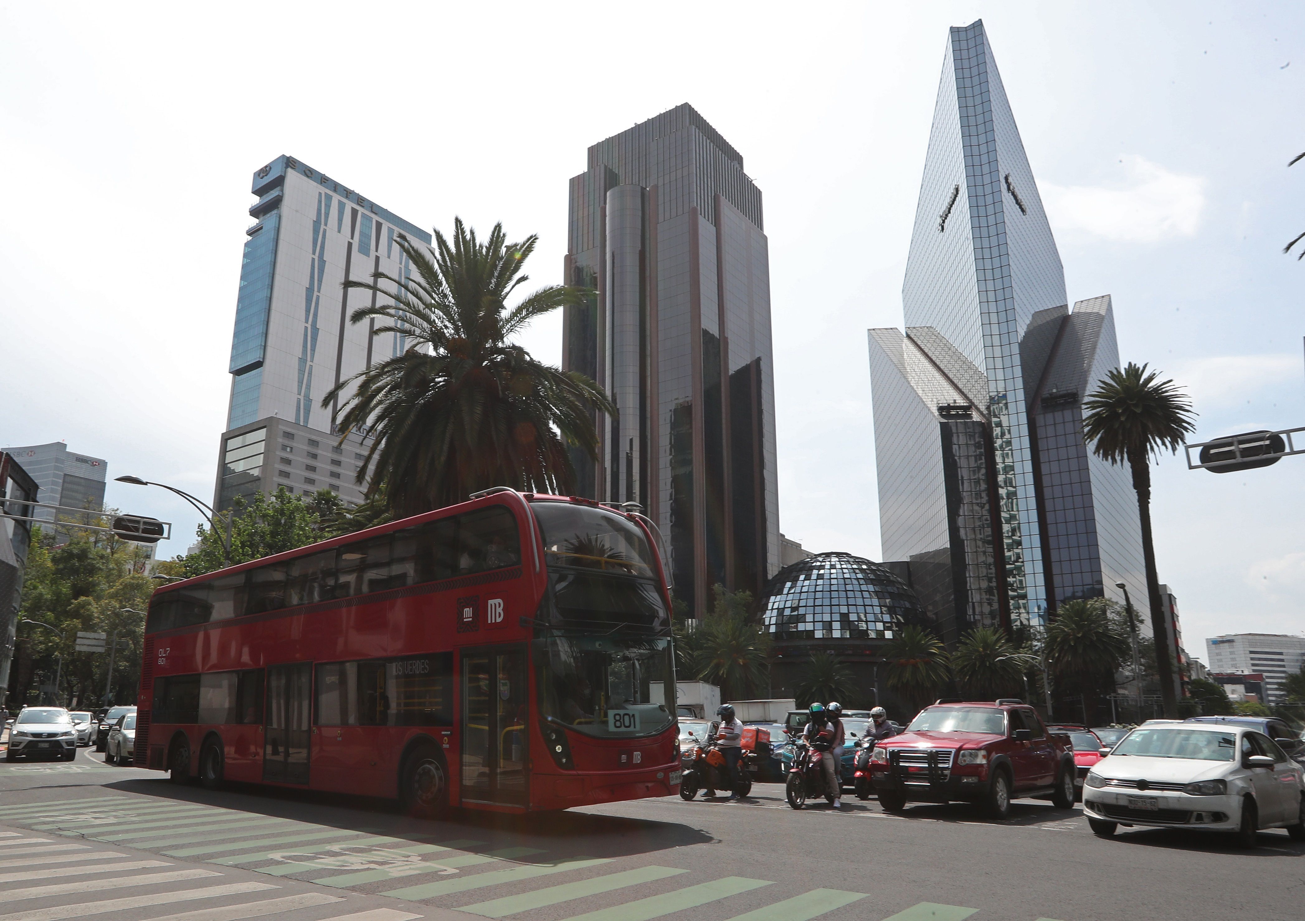 Vista del sistema de transporte Metrobus, circulando por la avenida Reforma en la Ciudad de México. (Foto: EFE) 
