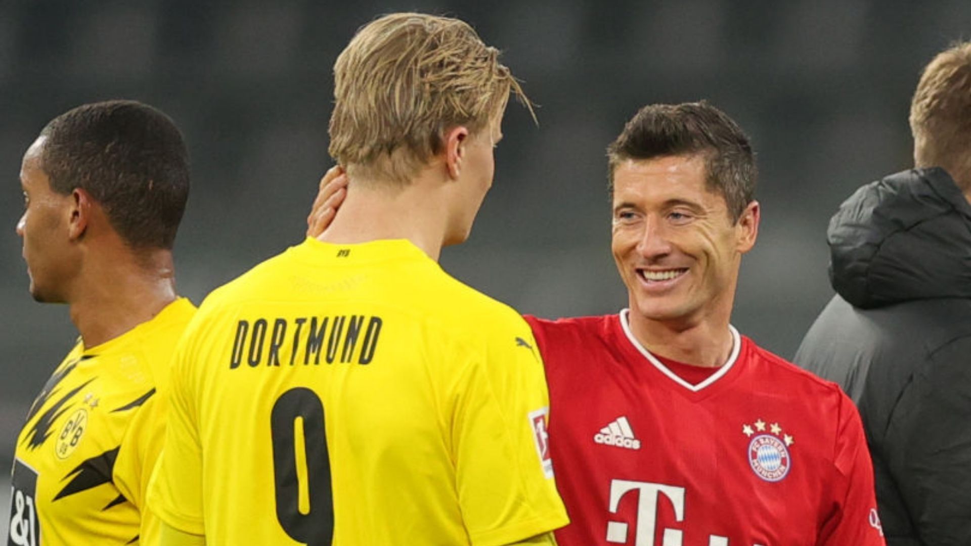 Lewandowski y Haaland conversando en un Bayern vs Dortmund.