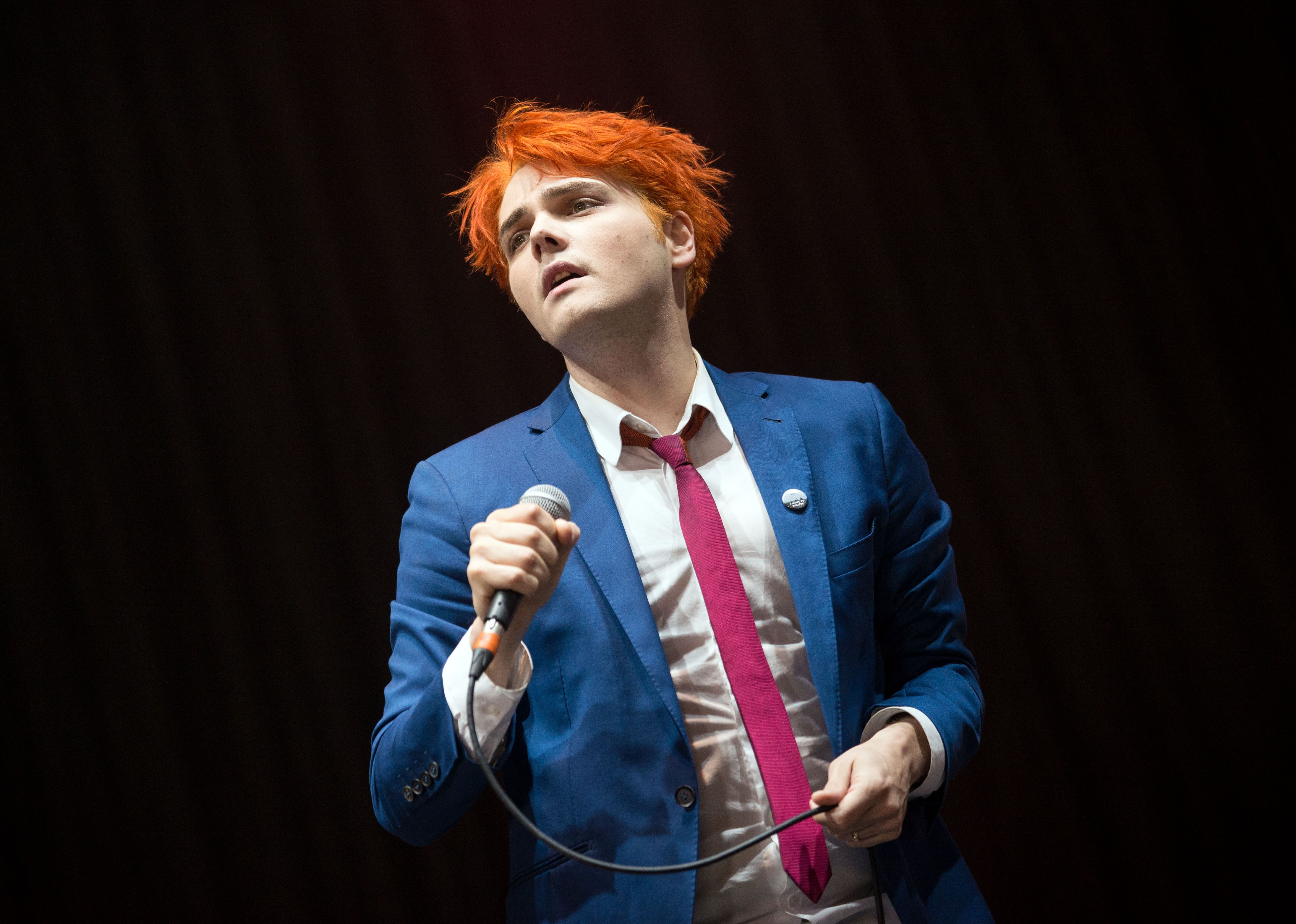 Gerard Way (MCR) y peluche del Doctor Simi