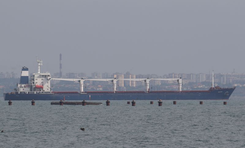 El buque Razoni, con bandera de Sierra Leona, abandona el puerto marítimo de Odesa tras reanudar la exportación de grano, en medio del ataque de Rusia a Ucrania, Ucrania, 1 de agosto de 2022. REUTERS/Serhii Smolientsev