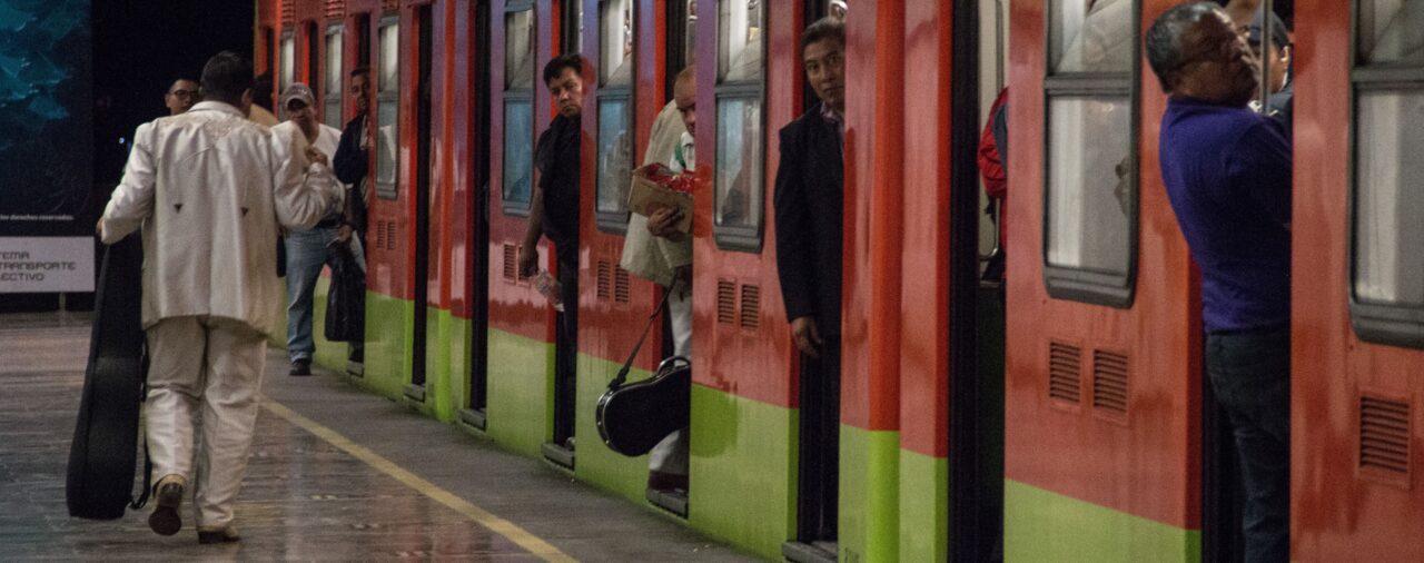 Hombre provocó retraso en la Línea 3 del Metro: fue arrestado por subir al techo de un convoy