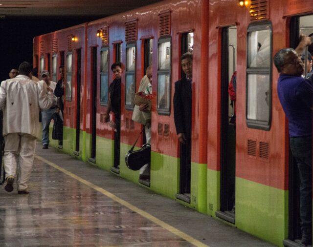 Hombre provocó retraso en la Línea 3 del Metro: fue arrestado por subir al techo de un convoy