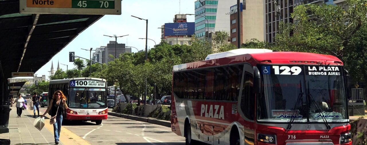 Más de 100 líneas de colectivos realizaron un paro nocturno y durante el día el servicio será reducido